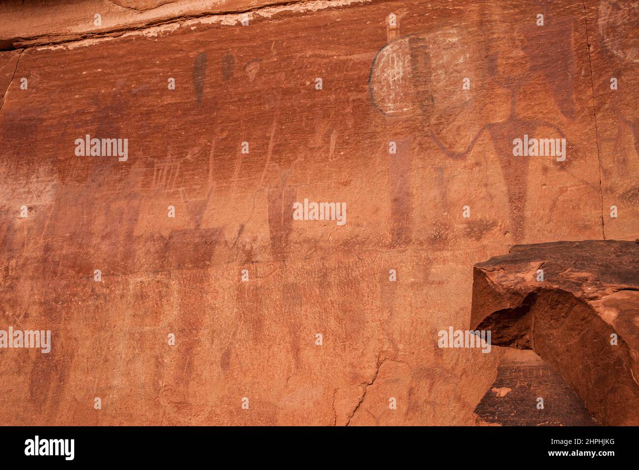 Die gemalten Felsmalereien der Courthouse Creek Panel im Arches National Park wurden vor etwa 3000 Jahren im Barrier Canyon Stil gemalt. Stockfoto