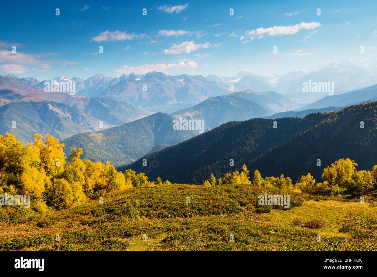 Fantastische Aussicht auf das Alpental mit blauem Himmel am Fuße des Mt. Ushba. Dramatische, malerische Szene. Ort Mestia, Upper Svaneti, Georgia, Europ Stockfoto