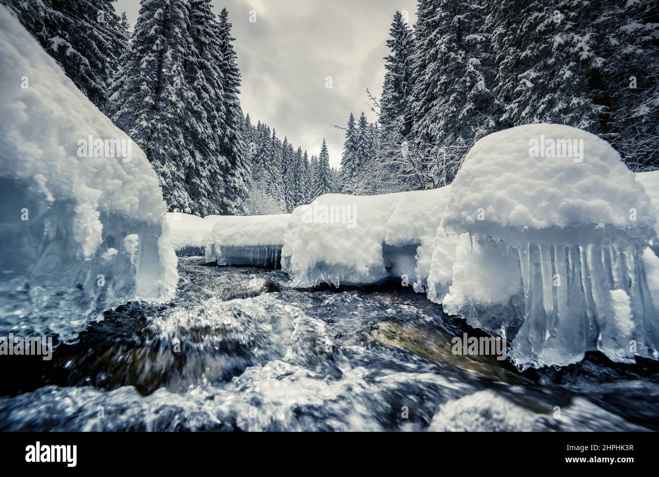Miracle River bei Sonnenlicht am Morgen. Dramatische und malerische winterliche Szene. Standort Karpaten, Ukraine, Europa. Beauty-Welt. Stockfoto