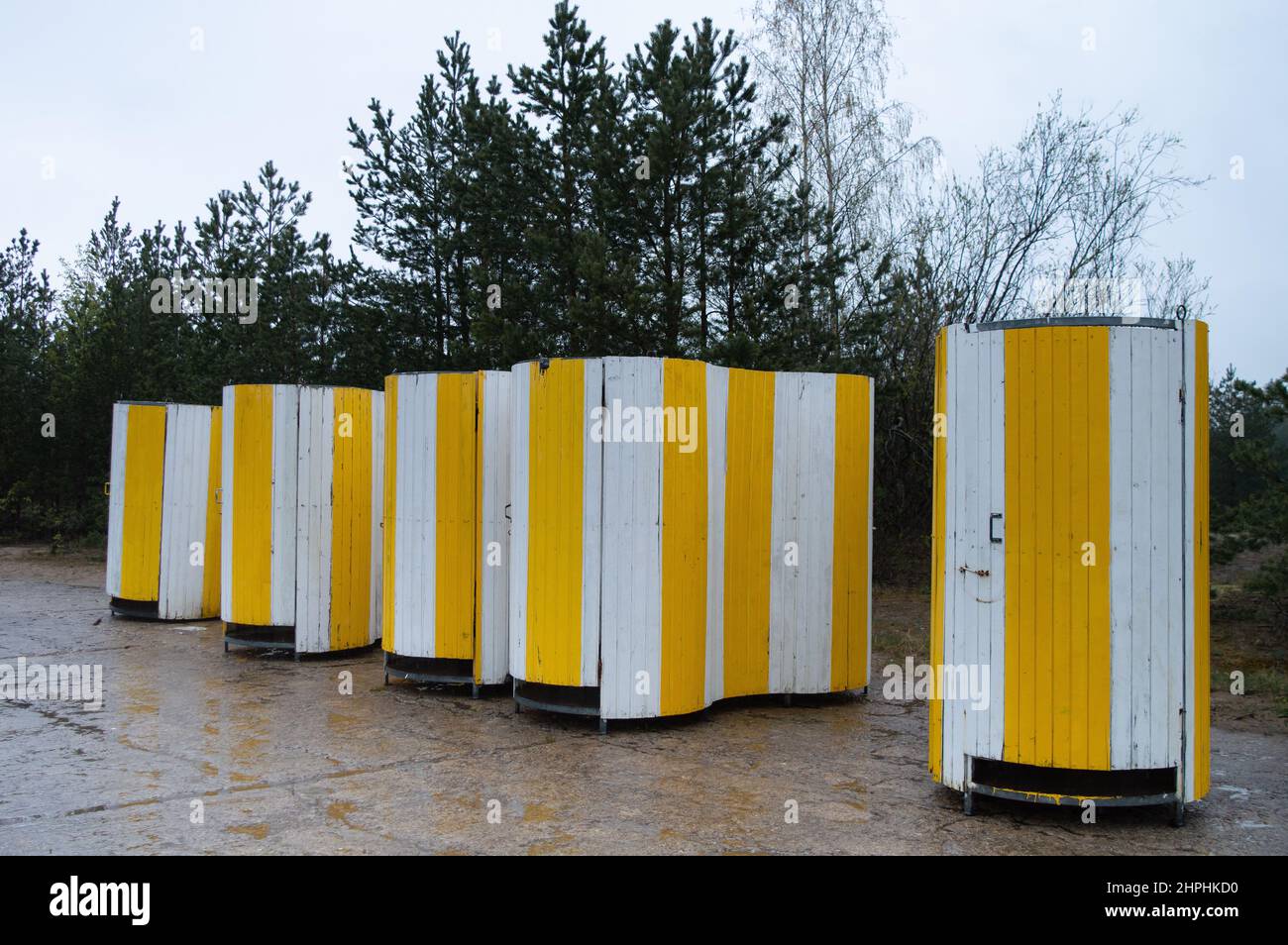 Strandtoiletten. Gelbe bewegliche Strangtoiletten in einer Reihe Stockfoto