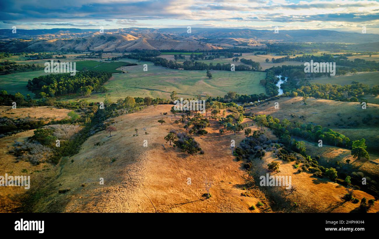 Am frühen Morgen leuchtet das Licht über den Hügeln, dem Ackerland und dem Goulburn River zwischen Taggerty und Alexandra in Victoria Australia Stockfoto