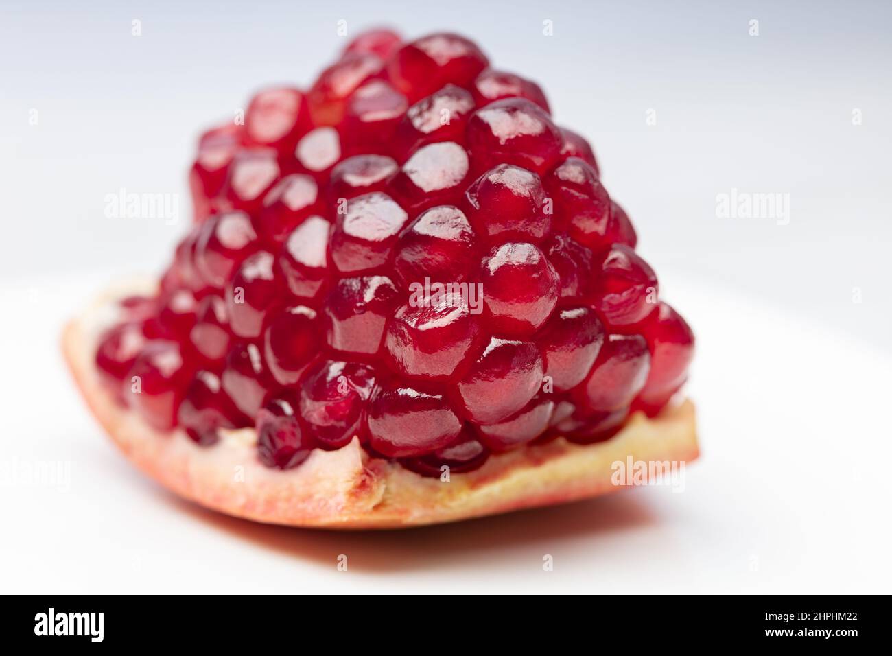 Stück frischer Granatapfel, rote Samen, Nahaufnahme Stockfoto
