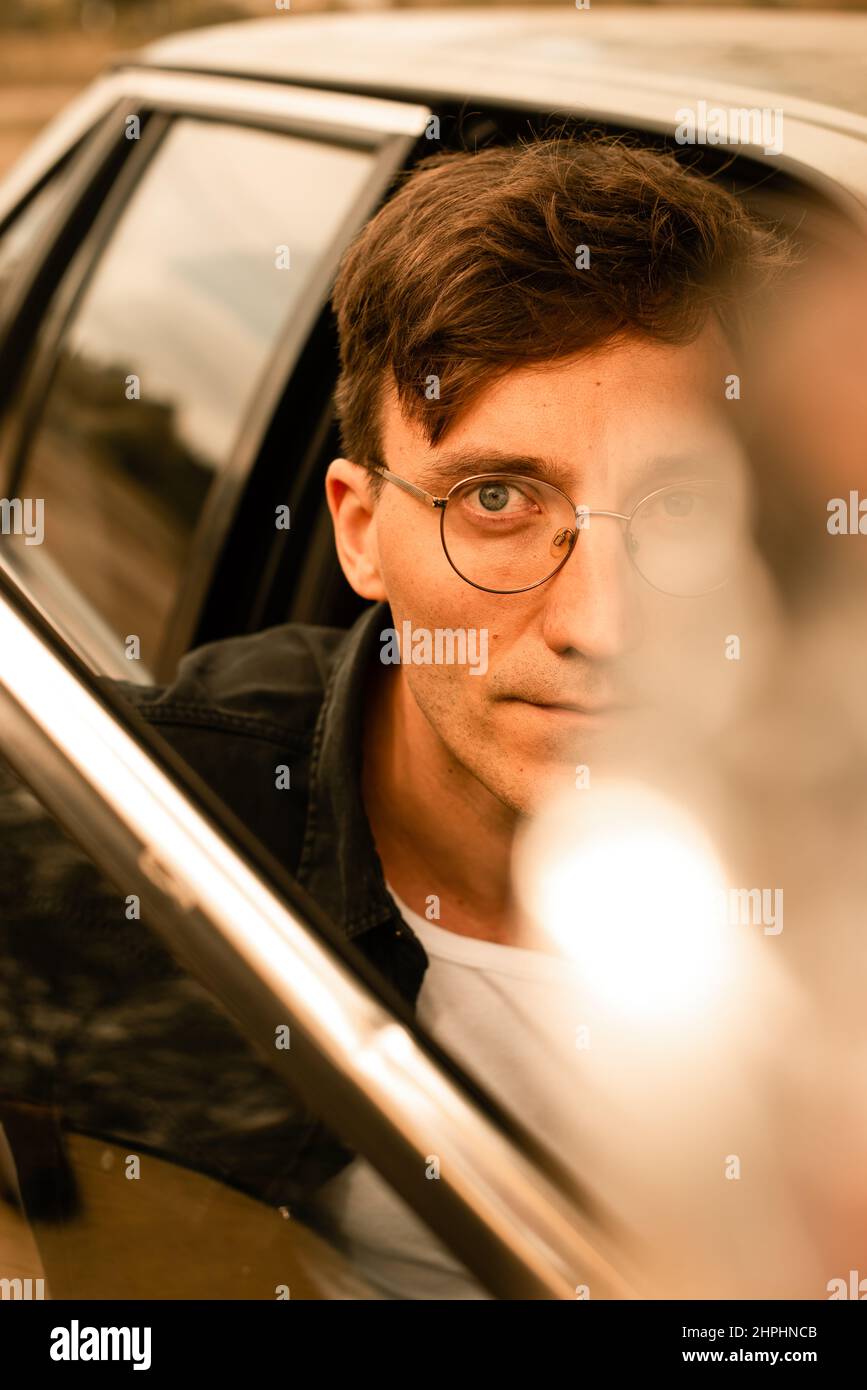 Schöner Mann in Brille im Auto Stockfoto