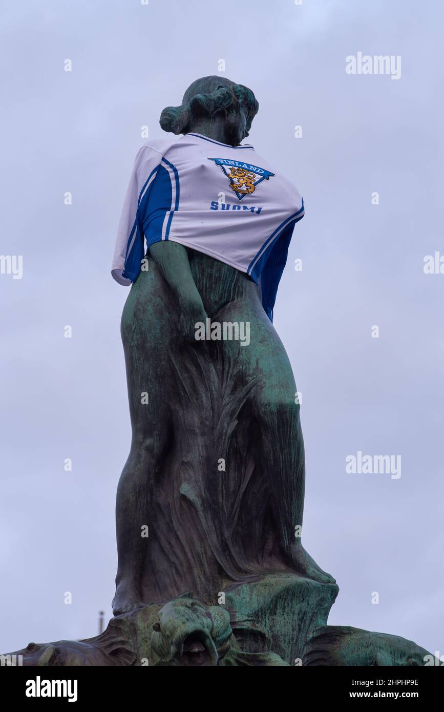 Helsinki, Finnland - 20. März 2022: Eishockey-Fans schmückten die Statue von Havis Amanda mit einem Trikot der finnischen Eishockey-Nationalmannschaft, nachdem Finnland gewonnen hatte Stockfoto