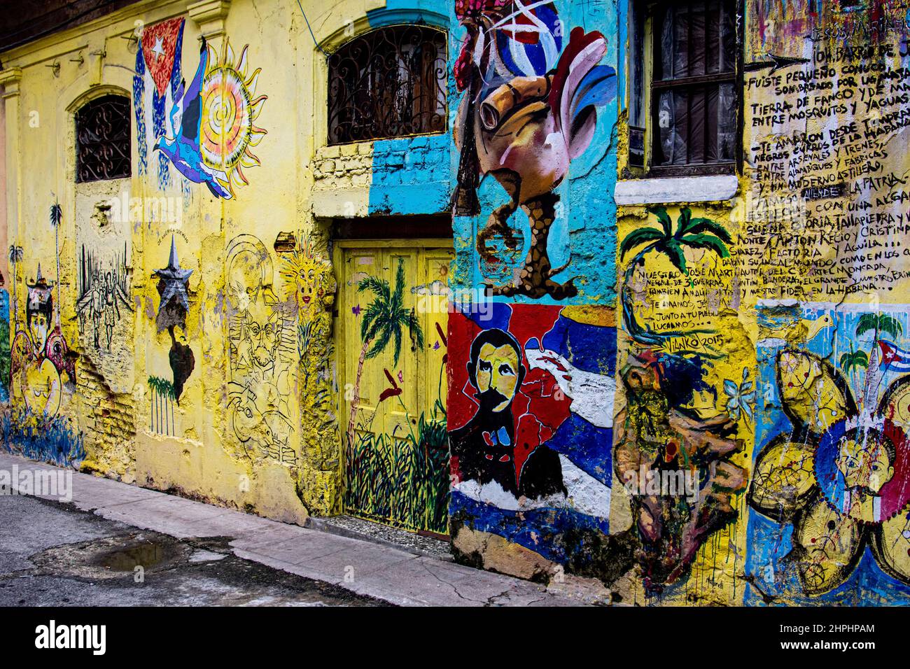 Wunderschöne Wandmalereien und Kunstwerke an der Wand eines Gebäudes in Havanna, Kuba. Stockfoto