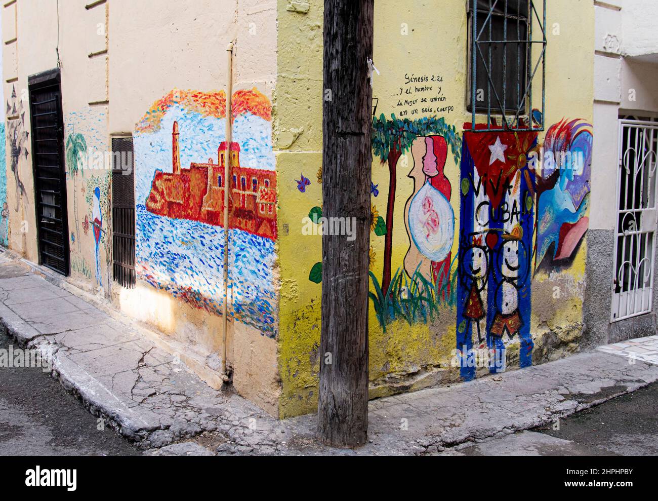 Wunderschöne Wandgemälde und Kunstwerke an einem Gebäude und einer Wand an einer Straßenecke in Havanna, Kuba. Stockfoto