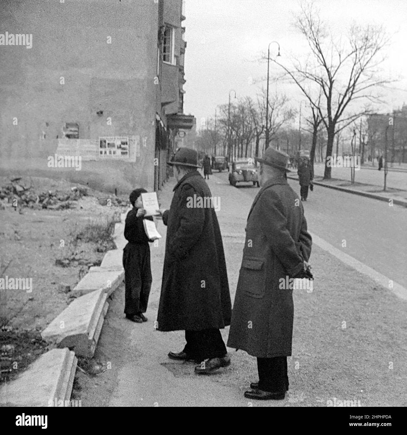 Originalbeschreibung: "Die Sowjetunion und der Frieden" des österreichischen Spitzenkommunisten Ernst Fischer ist eine der roten Broschüren, die von Kindern in den Straßen Wiens um den März 1952 verteilt wurden Stockfoto