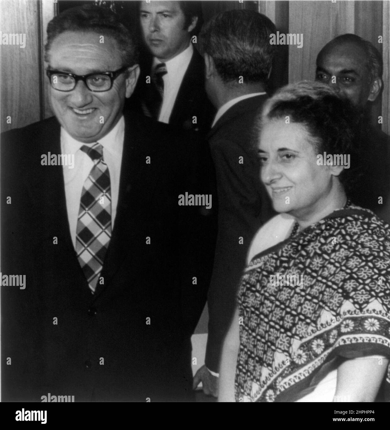 US-Außenminister Henry Kissinger mit der indischen Premierministerin Indira Gandhi Ca. 28. Oktober 1974 Stockfoto