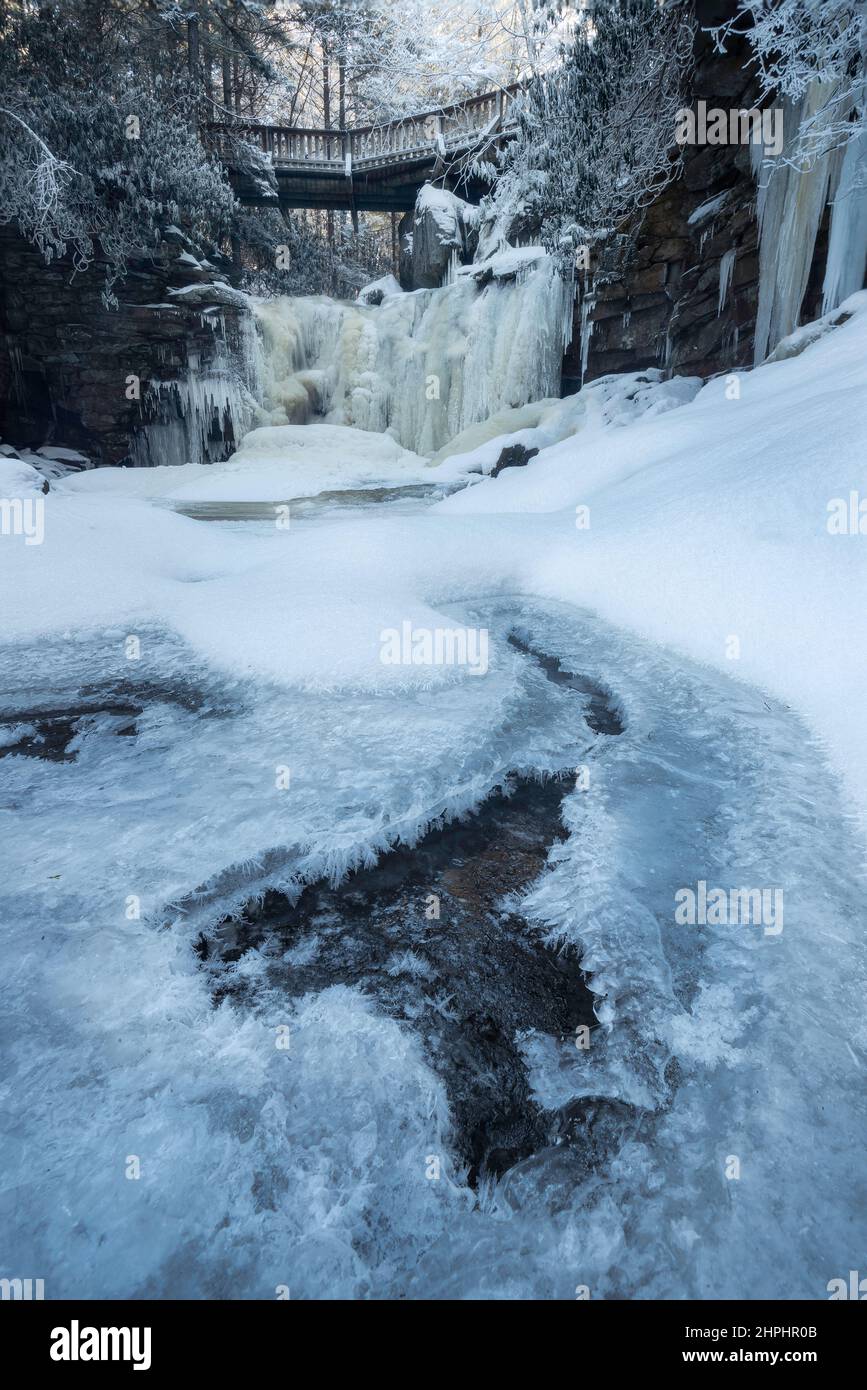 Empfindliche Eisformationen an den gefrorenen Elakala Falls im Blackwater Falls State Park in West Virginia. Stockfoto