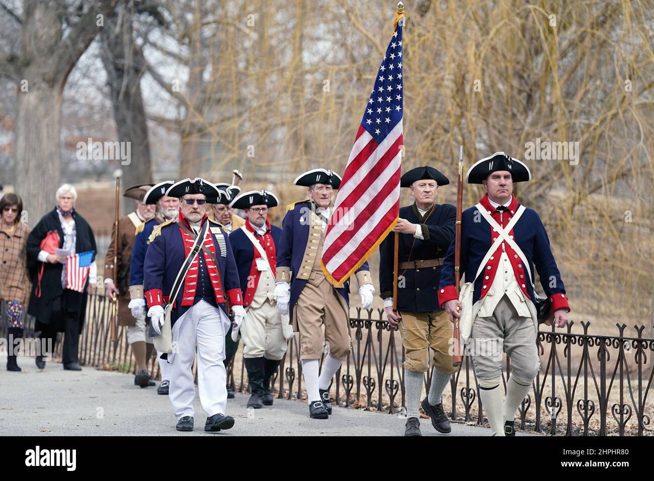 St. Louis, Usa. 21st. Februar 2022. Die Missouri Society of the Sons of the American Revolution führte am Montag, den 21. Februar 2022, am Tag des Präsidenten in St. Louis eine Prozession zur Statue von Präsident George Washington im Lafayette Park durch. Die Töchter der Amerikanischen Revolution veranstalten an diesem Tag, heute zum 58th. Mal, den Geburtstag von George Washington. Foto von Bill Greenblatt/UPI Credit: UPI/Alamy Live News Stockfoto