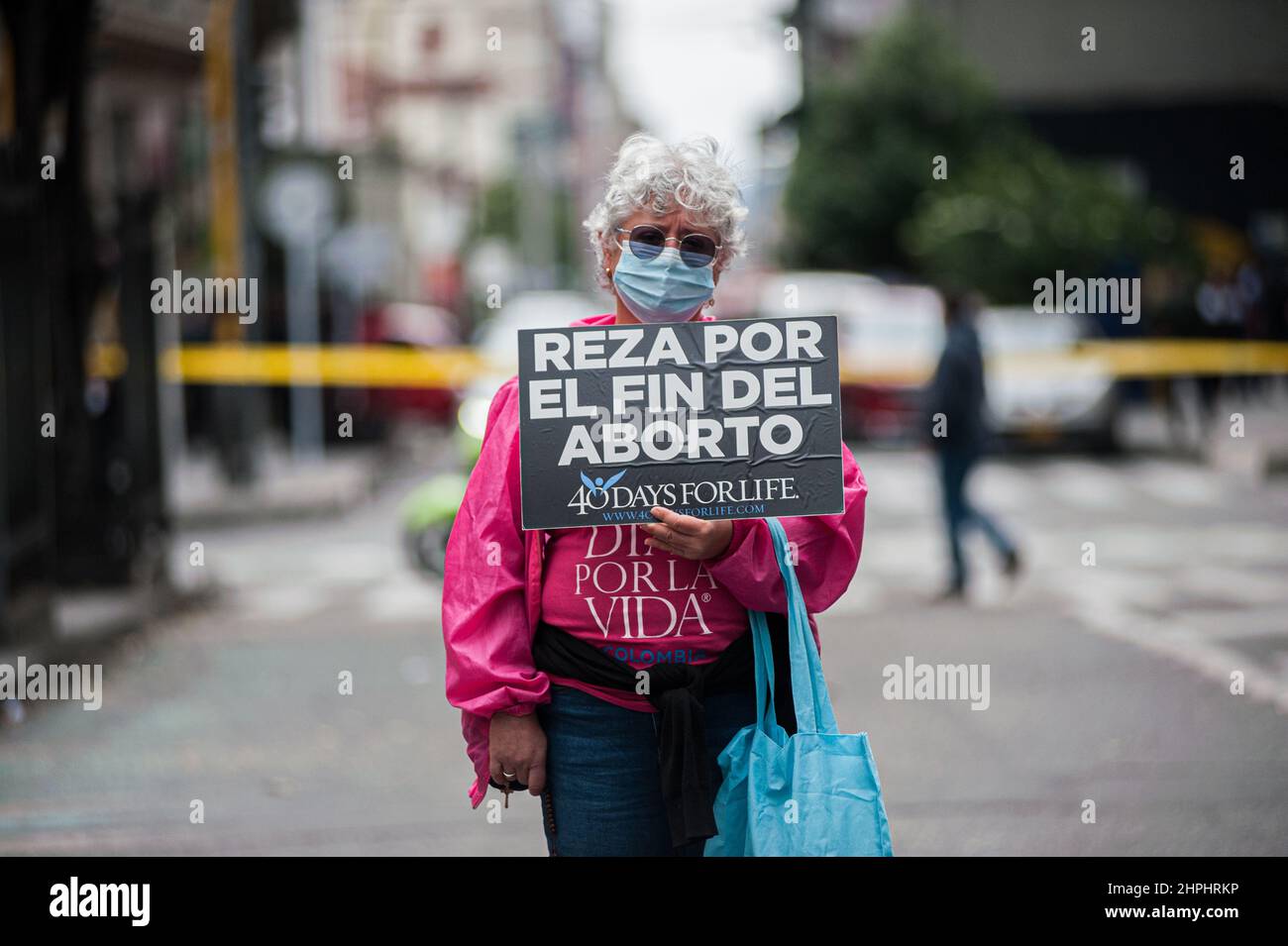 Anti-Abtreibungsbewegungen protestieren mit religiösen Symbolen, da sowohl Pro-Choice- als auch Anti-Abtreibungsbewegungen am 21. Februar 2022 außerhalb des Verfassungsgerichts in Bogota, Kolumbien, gegen die Entkriminalisierung von Abtreibungen aus dem Strafgesetzbuch protestieren. Abtreibungen wurden nach einer 8-stündigen Debatte entkriminalisiert, so dass Schwangere nun bis zur 24. Woche Zugang zu ihnen haben. Stockfoto