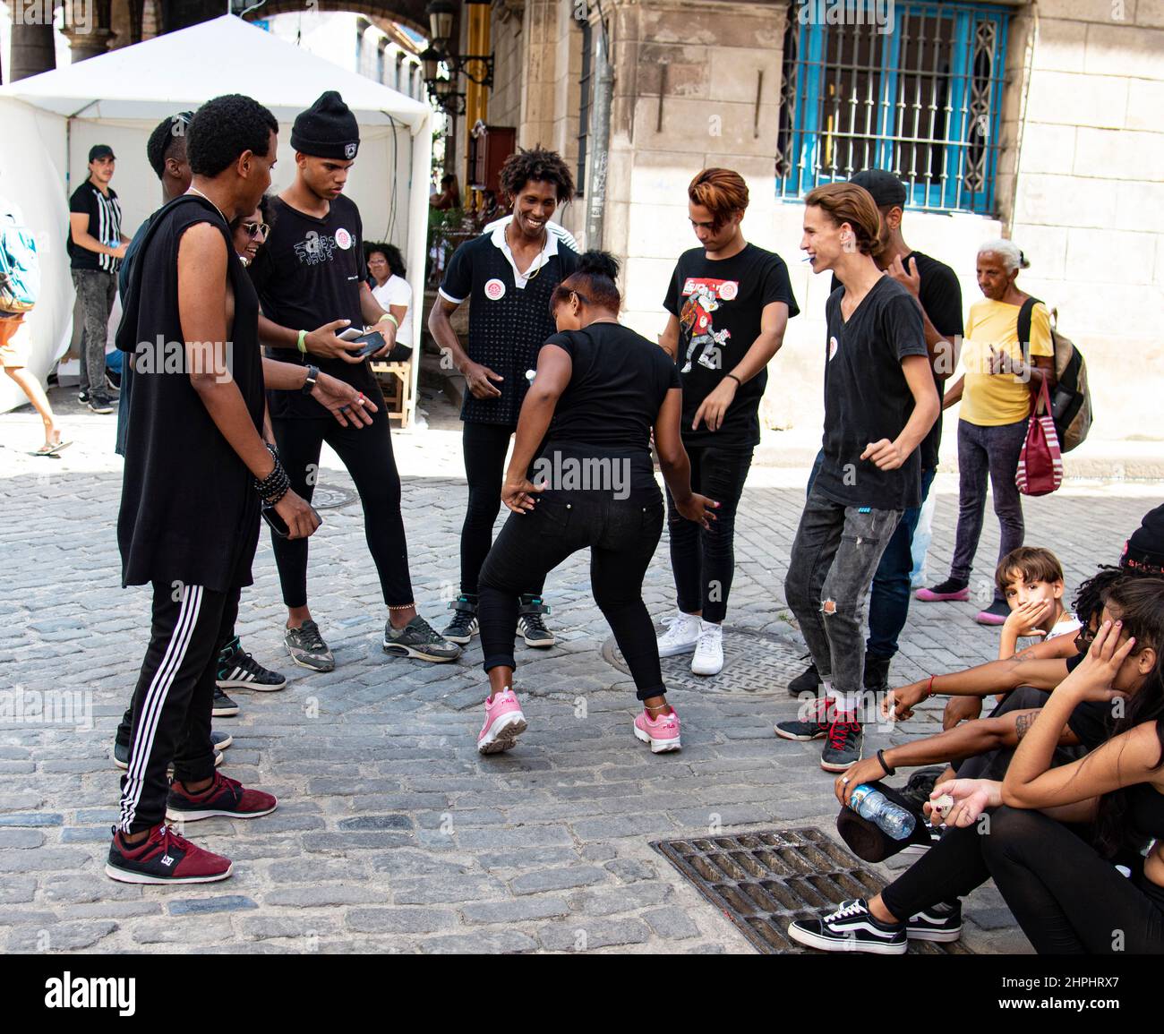 Eine Gruppe junger kubanischer Hip-Hop-Tänzer hat ein wenig Spaß daran, ihre Bewegungen auf einer Straße in Havanna, Kuba, zu üben. Stockfoto