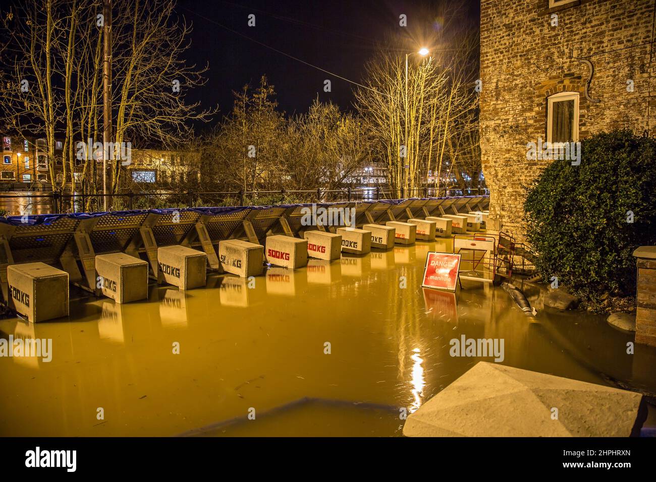 Bewdley UK. 21st. Februar 2022. Die Umweltbehörde hat eine schwere Hochwasserwarnung für Beales Corner in Bewdley, Worcestershire, herausgegeben, die auf extrem hohe Flusswerte am Fluss Severn zurückzuführen ist, die zu überhöhten temporären Hochwasserbarrieren führen können. Die Bewohner dieses Hochwasserrisikogebiets werden dringend aufgefordert, ihre Häuser zu evakuieren, da aufgrund von Wirbelstürmen und starken Regenfällen eine drohende Überschwemmung zu erwarten ist. Kredit: Lee Hudson/Alamy Live Nachrichten Stockfoto