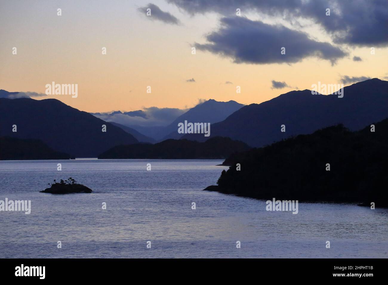 Sonnenaufgang im Dusky Sound/Tdilua Fiordland Neuseeland Stockfoto