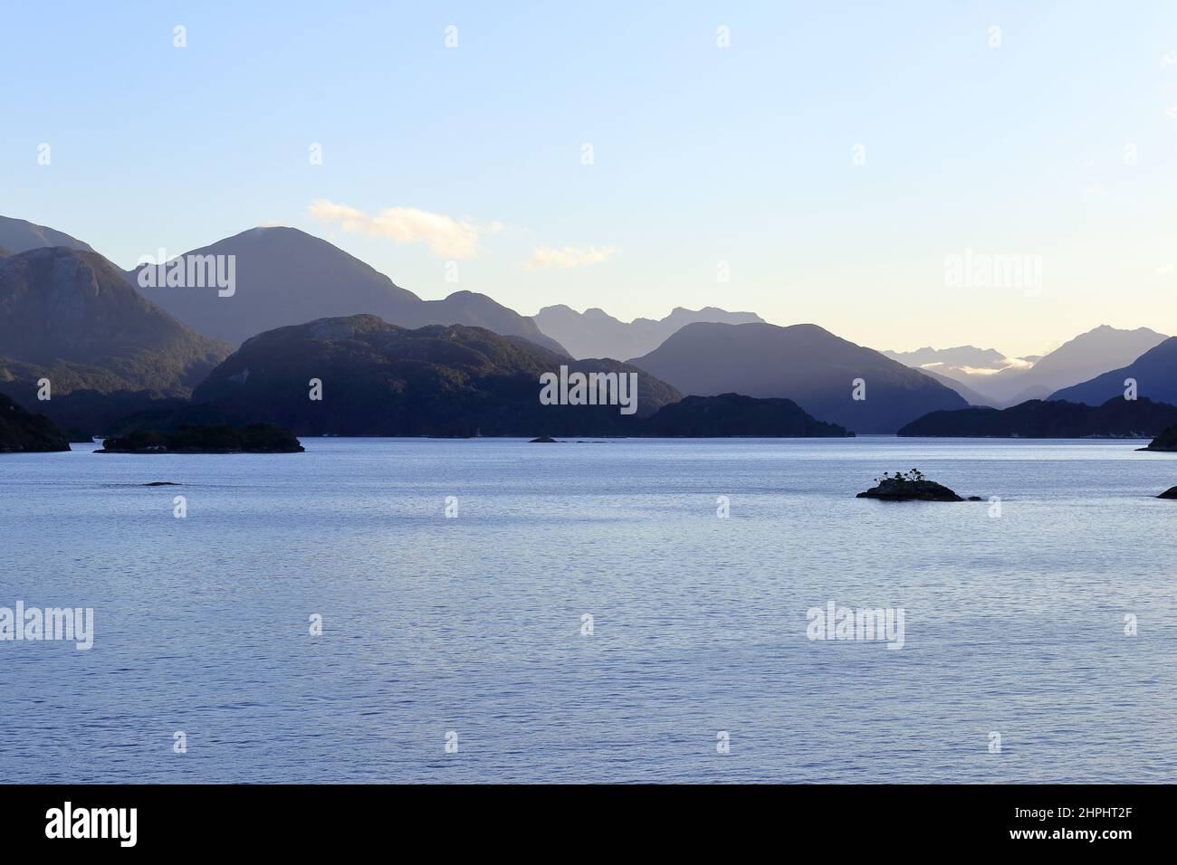 Sonnenaufgang im Dusky Sound/Tdilua Fiordland Neuseeland Stockfoto
