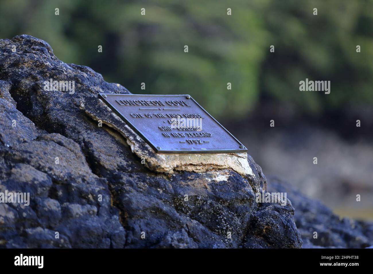 Gedenktafel für den Ort des ersten Hauses und des Schiffbaus in Luncheon Cove Anchor Island Dusky Sound Fiordland Neuseeland Stockfoto