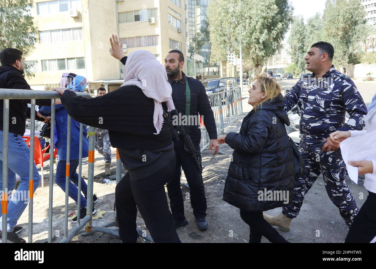 Mütter von Studenten an ukrainischen Universitäten, die verzweifelt nach dem Leben ihrer Kinder suchen, versuchen, den UNESCO-Palast zu betreten, um von Parlamentariern gehört zu werden, Beirut, Libanon, 21. Februar 2022. Sie sind Mitglieder der libanesischen Vereinigung der Eltern von Studenten an ausländischen Universitäten, die vor dem UNESCO-Palast protestieren, wo das libanesische Parlament eine Plenarsitzung abhalten wird. Die Familien von Studenten in der Ukraine, die sich Sorgen um den kommenden Krieg machen, verurteilen die verzögerte Anwendung des "Studenten-Dollar-Gesetzes", das ihnen Transfers von bis zu 10.000 US-Dollar zu einem niedrigeren Wechselkurs ermöglichen sollte. Derzeit ist die libanesische St Stockfoto