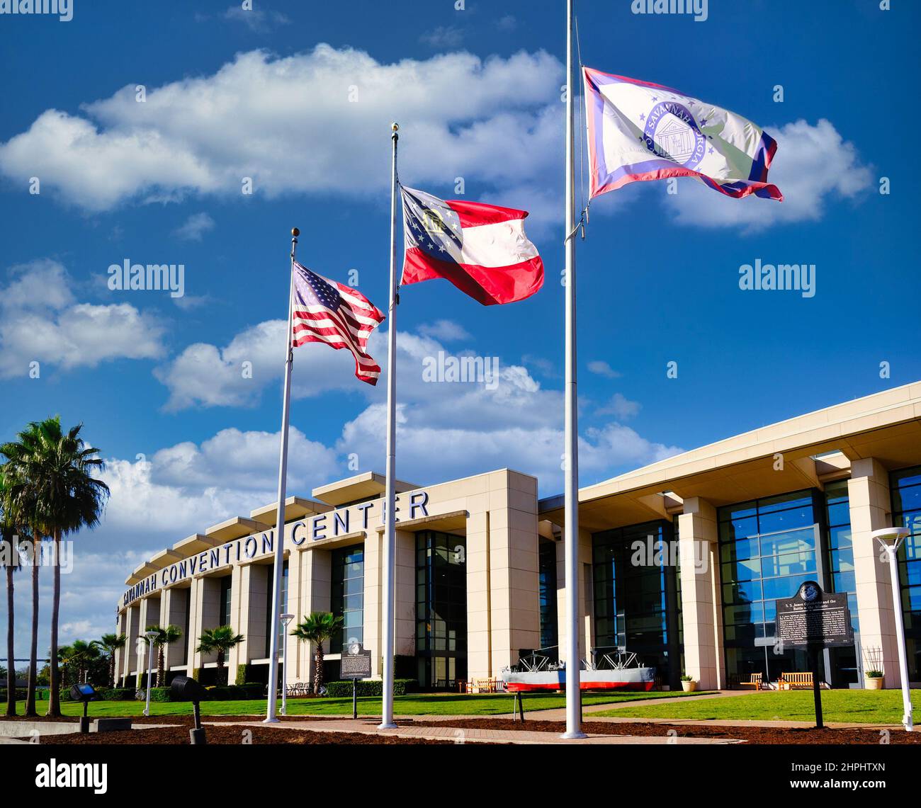 SAVANNAH, GEORGIA - 19. Oktober 2021: Das Savannah Convention Center ist ein Veranstaltungsort für Tagungen, Messen und Veranstaltungen, gegenüber der historischen Distri Stockfoto