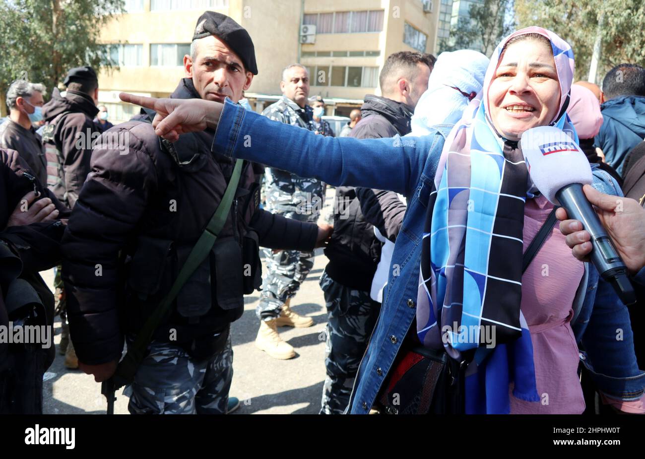 Mütter von Studenten an ukrainischen Universitäten, die verzweifelt nach dem Leben ihrer Kinder suchen, versuchen, den UNESCO-Palast zu betreten, um von Parlamentariern gehört zu werden, Beirut, Libanon, 21. Februar 2022. Sie sind Mitglieder der libanesischen Vereinigung der Eltern von Studenten an ausländischen Universitäten, die vor dem UNESCO-Palast protestieren, wo das libanesische Parlament eine Plenarsitzung abhalten wird. Die Familien von Studenten in der Ukraine, die sich Sorgen um den kommenden Krieg machen, verurteilen die verzögerte Anwendung des "Studenten-Dollar-Gesetzes", das ihnen Transfers von bis zu 10.000 US-Dollar zu einem niedrigeren Wechselkurs ermöglichen sollte. Derzeit ist die libanesische St Stockfoto