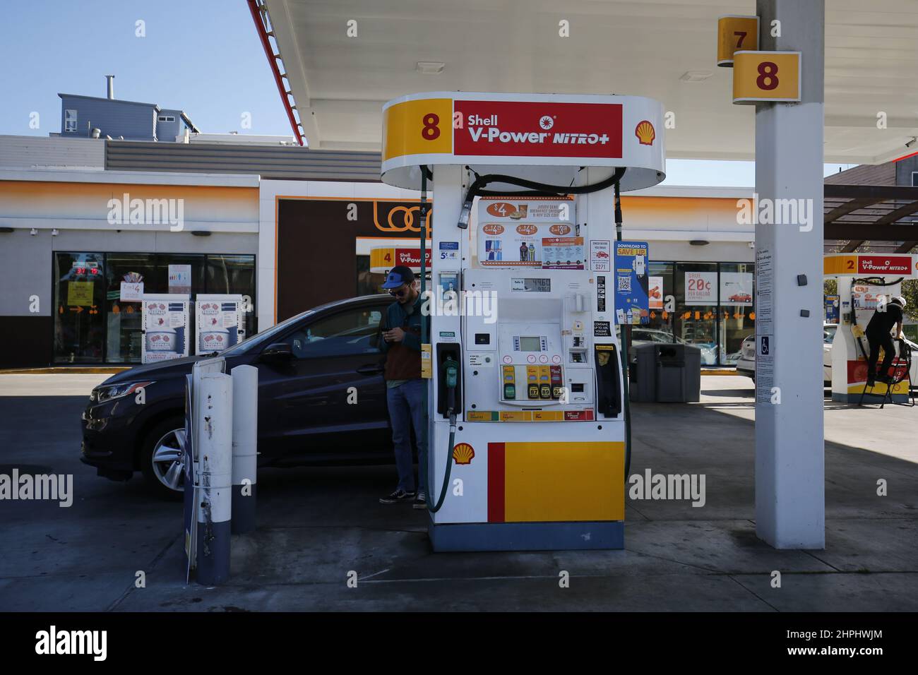 San Francisco, Usa. 21st. Februar 2022. An einer Shell-Tankstelle in San Francisco wird ein Auto zum Pumpen von Gas gesehen.Shell ist ein globales Gasunternehmen und es gibt viele Tankstellen auf der ganzen Welt. In San Francisco ist der Gaspreis der Shell-Tankstellen in letzter Zeit gestiegen. Kredit: SOPA Images Limited/Alamy Live Nachrichten Stockfoto