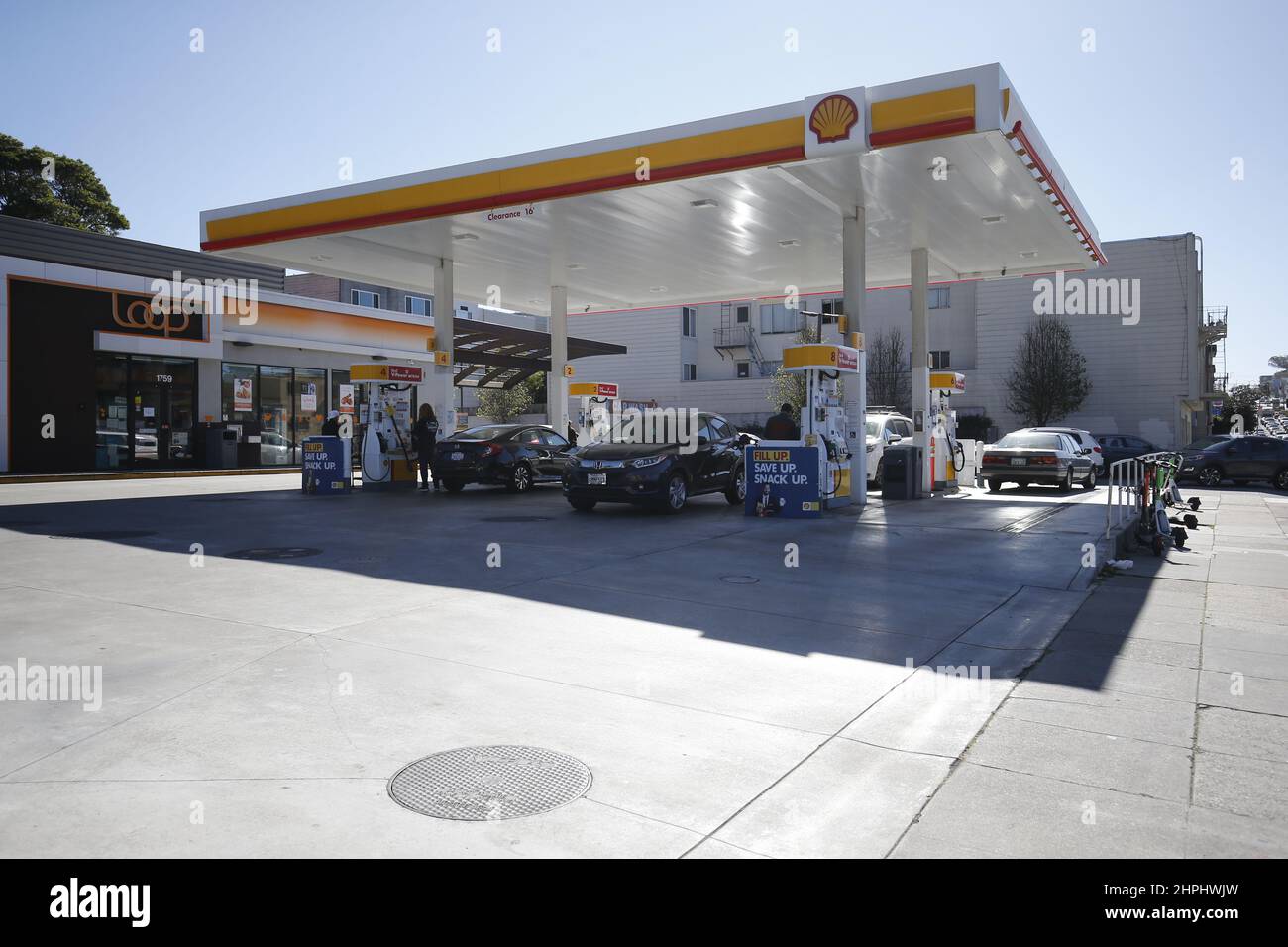 San Francisco, Usa. 21st. Februar 2022. Autos werden an einer Shell-Tankstelle in San Francisco Gas Pumpen gesehen.Shell ist ein globales Gasunternehmen und es gibt viele Tankstellen auf der ganzen Welt. In San Francisco ist der Gaspreis der Shell-Tankstellen in letzter Zeit gestiegen. Kredit: SOPA Images Limited/Alamy Live Nachrichten Stockfoto