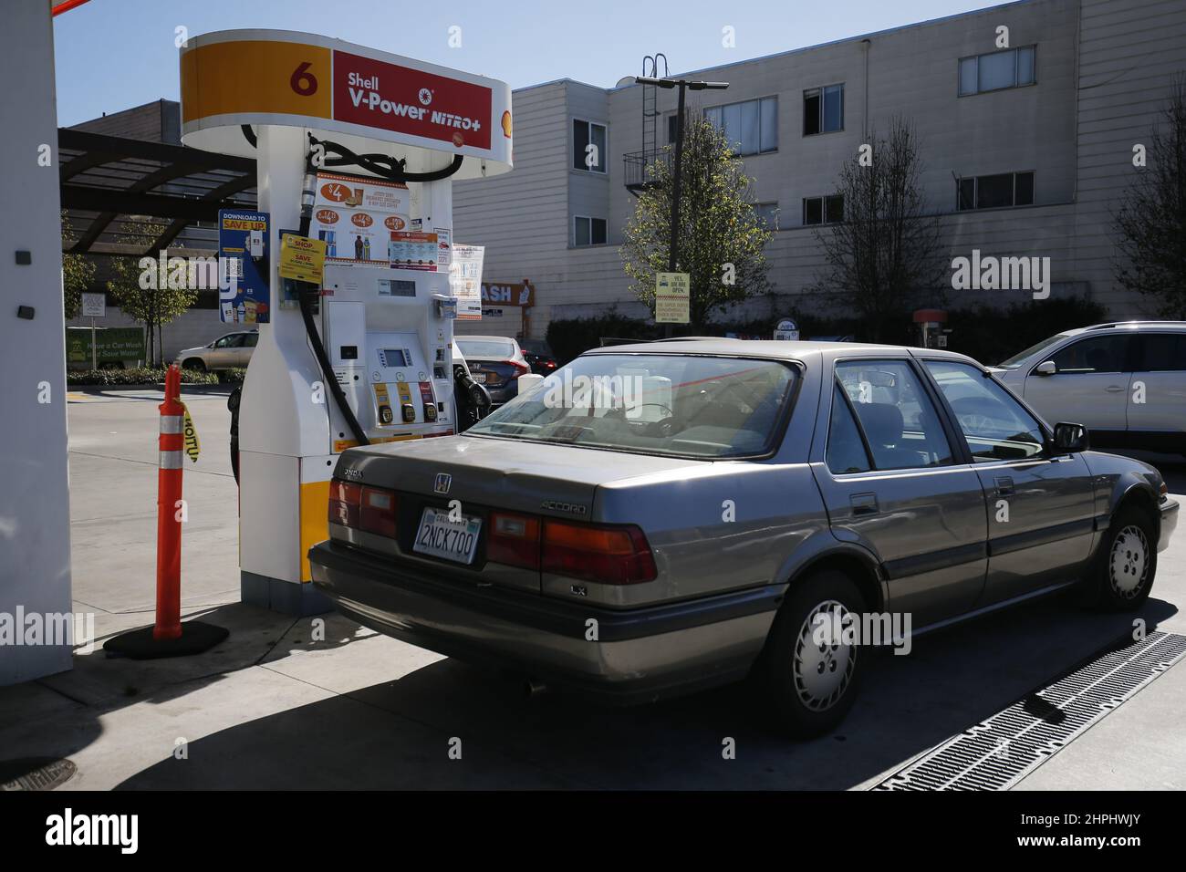 San Francisco, Usa. 21st. Februar 2022. An einer Shell-Tankstelle in San Francisco wird ein Auto zum Pumpen von Gas gesehen.Shell ist ein globales Gasunternehmen und es gibt viele Tankstellen auf der ganzen Welt. In San Francisco ist der Gaspreis der Shell-Tankstellen in letzter Zeit gestiegen. Kredit: SOPA Images Limited/Alamy Live Nachrichten Stockfoto