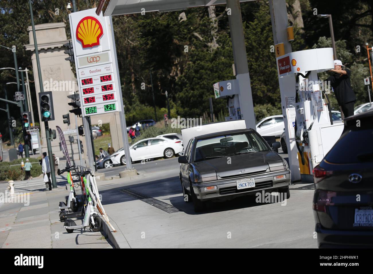 San Francisco, Usa. 21st. Februar 2022. An einer Shell-Tankstelle in San Francisco wird ein Auto zum Pumpen von Gas gesehen.Shell ist ein globales Gasunternehmen und es gibt viele Tankstellen auf der ganzen Welt. In San Francisco ist der Gaspreis der Shell-Tankstellen in letzter Zeit gestiegen. Kredit: SOPA Images Limited/Alamy Live Nachrichten Stockfoto
