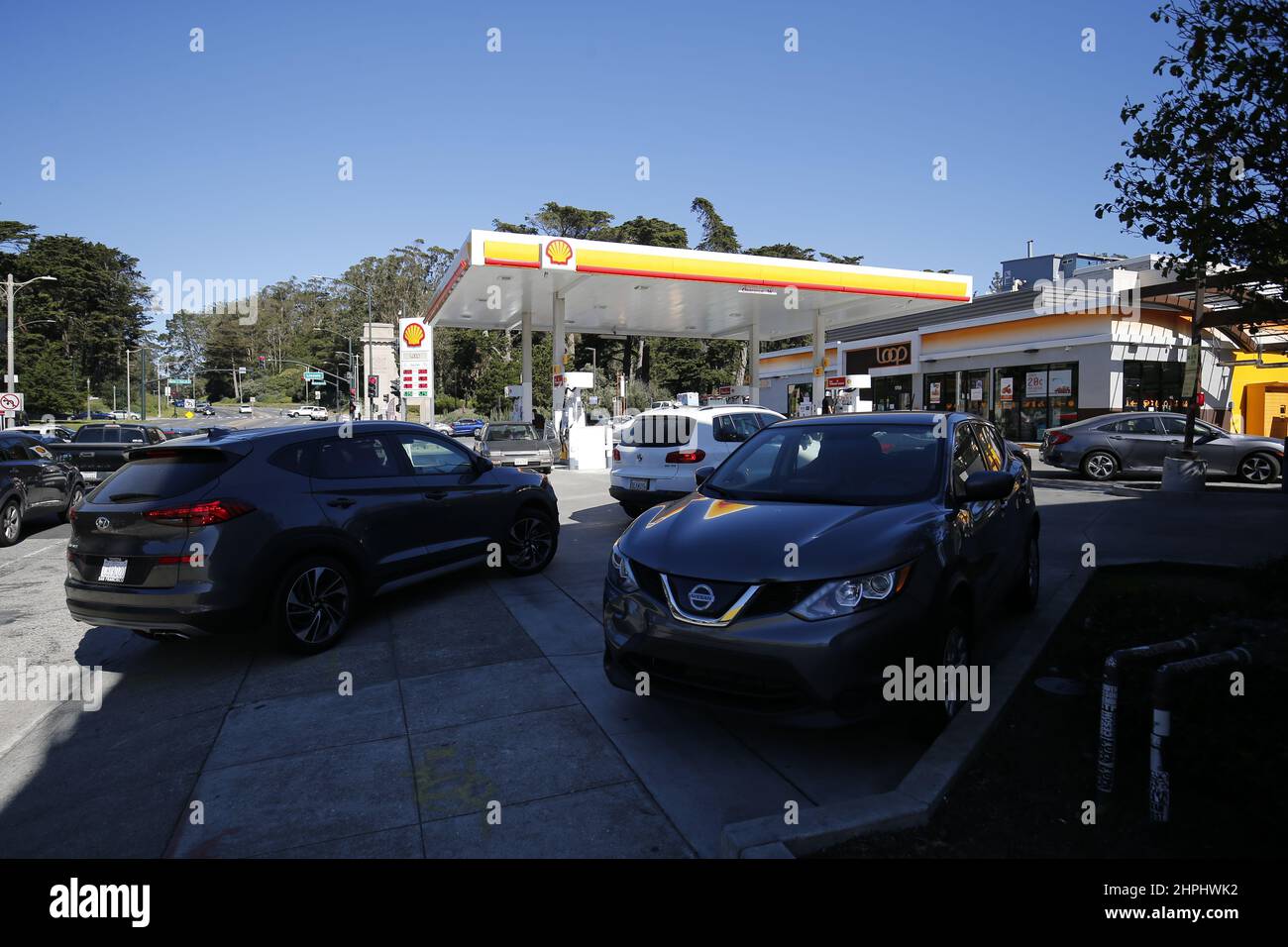 San Francisco, Usa. 21st. Februar 2022. An einer Tankstelle warten Autos auf Gas.Shell ist ein globales Gasunternehmen und es gibt viele Tankstellen auf der ganzen Welt. In San Francisco ist der Gaspreis der Shell-Tankstellen in letzter Zeit gestiegen. Kredit: SOPA Images Limited/Alamy Live Nachrichten Stockfoto