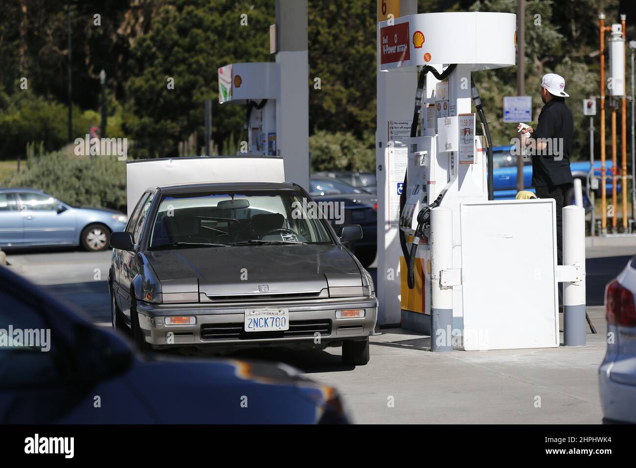 San Francisco, Usa. 21st. Februar 2022. An einer Shell-Tankstelle in San Francisco wird ein Auto zum Pumpen von Gas gesehen.Shell ist ein globales Gasunternehmen und es gibt viele Tankstellen auf der ganzen Welt. In San Francisco ist der Gaspreis der Shell-Tankstellen in letzter Zeit gestiegen. Kredit: SOPA Images Limited/Alamy Live Nachrichten Stockfoto