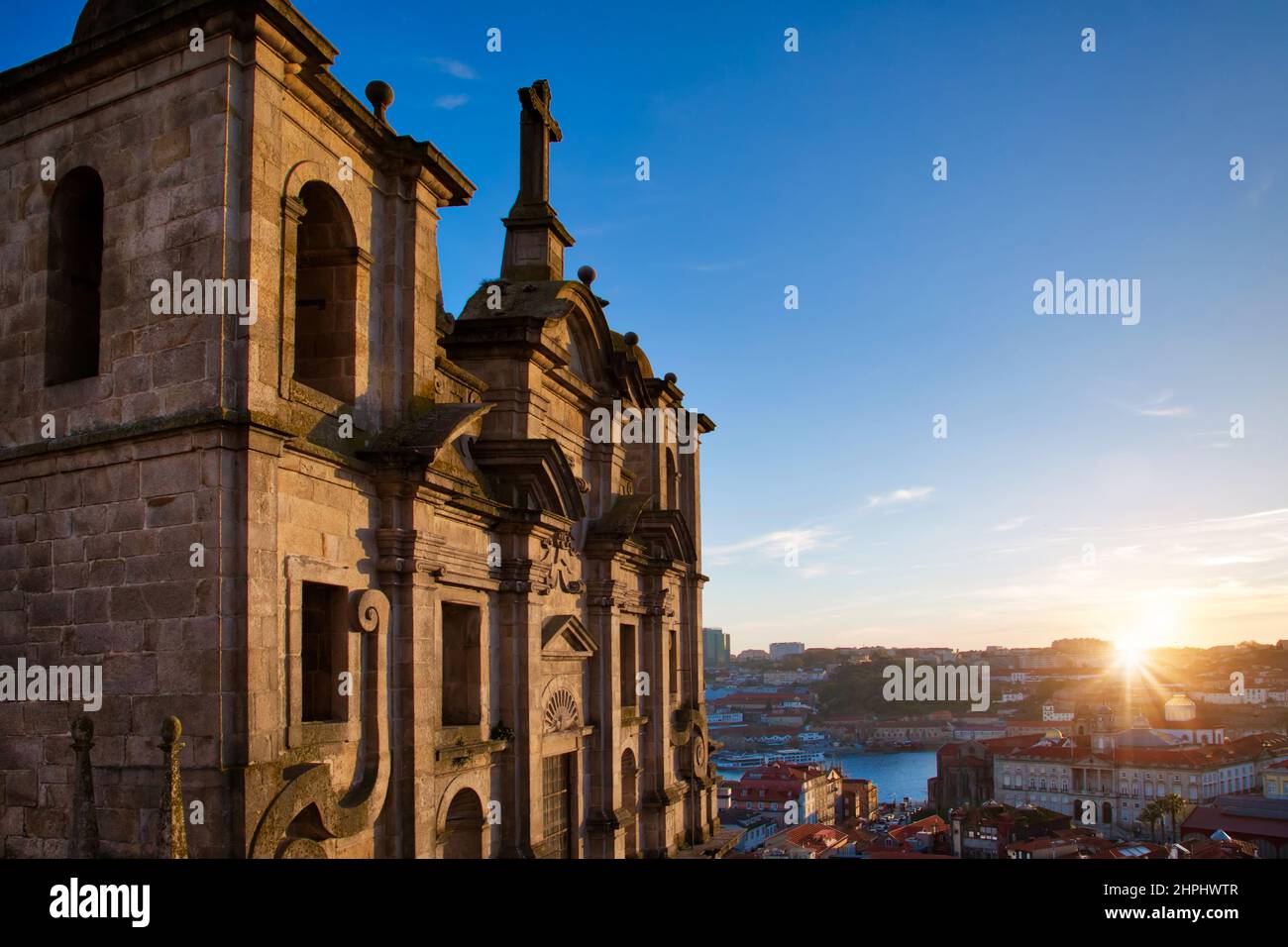 Schöne und bunte Porto Straßen in der Nähe von Rio Douro. Stockfoto