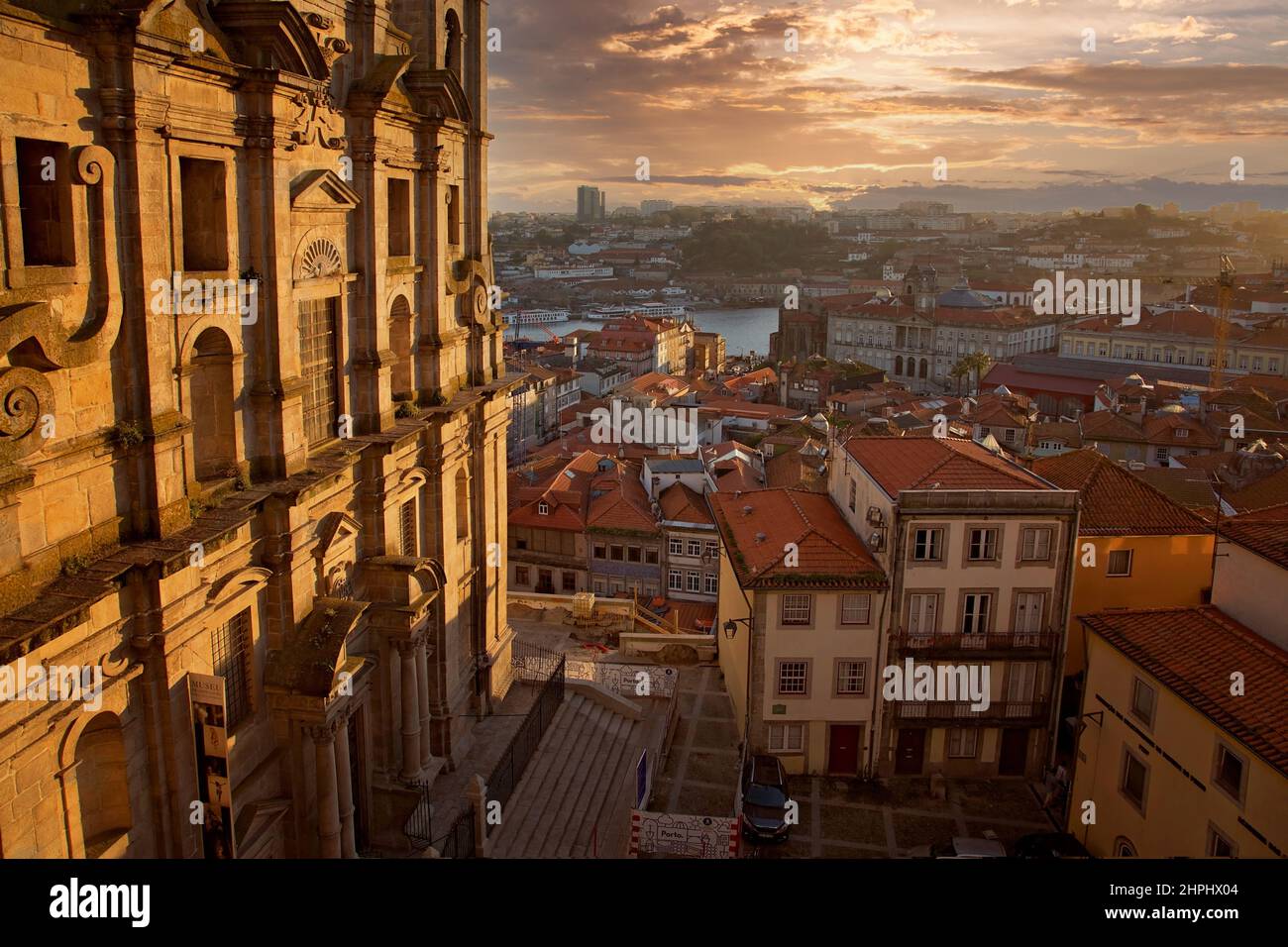 Schöne und bunte Porto Straßen in der Nähe von Rio Douro. Stockfoto