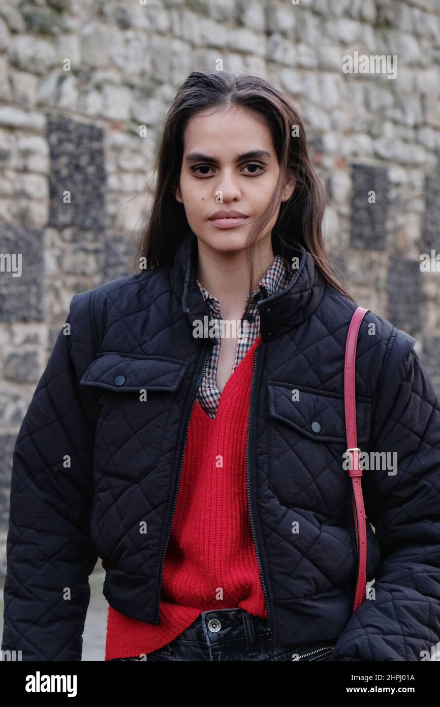 London, Großbritannien, 21st. Februar 2022. Street Style mit undienstbaren Models am vierten Tag der London Fashion Week nach der Paul & Joe Catwalk Show. Kredit: Elfte Stunde Fotografie/Alamy Live Nachrichten Stockfoto