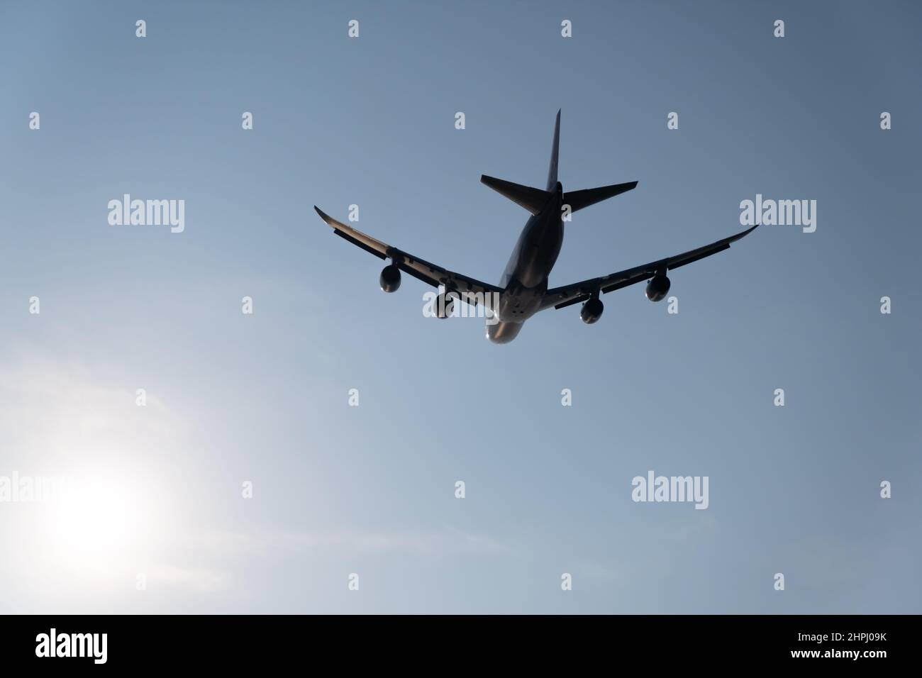 Silhouette eines viermotorigen Strahls, der in den Himmel ragt Stockfoto