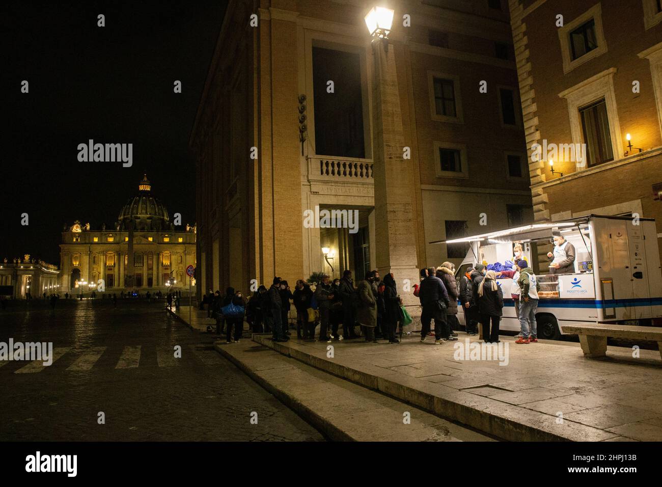 Rom, Italien. 21st. Februar 2022. Freiwillige von Fondazione Progetto Arca onlus verteilen warme Mahlzeiten und heiße Getränke an Obdachlose in der Nähe des Petersplatzes in Rom (Foto: Matteo Nardone/Pacific Press/Sipa USA) Quelle: SIPA USA/Alamy Live News Stockfoto