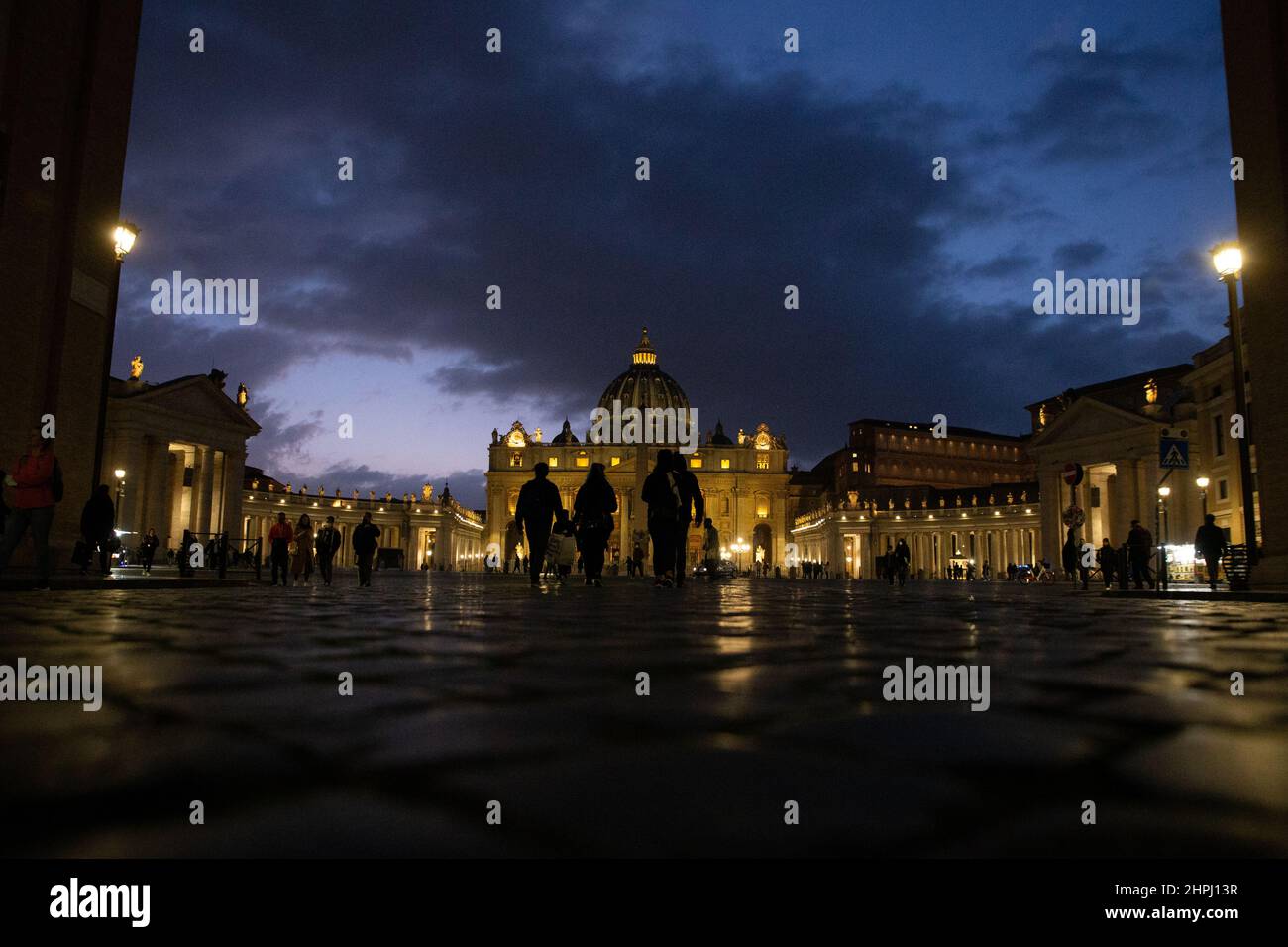 Rom, Italien. 21st. Februar 2022. Blick auf den Petersplatz in Rom an einem späten Winterabend (Foto: Matteo Nardone/Pacific Press/Sipa USA) Quelle: SIPA USA/Alamy Live News Stockfoto