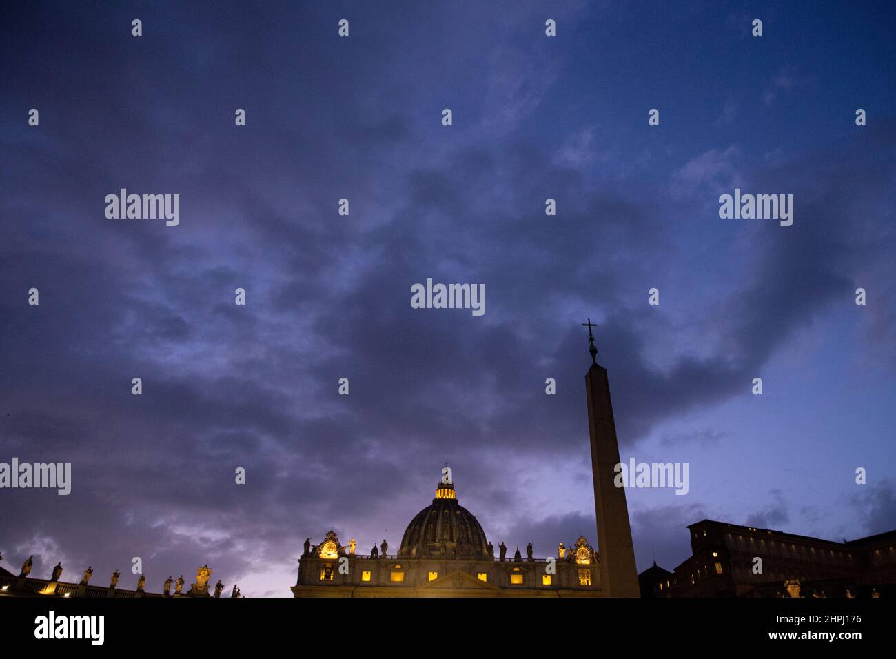 Rom, Italien. 21st. Februar 2022. Blick auf den Petersdom in Rom an einem späten Winterabend (Foto: Matteo Nardone/Pacific Press/Sipa USA) Quelle: SIPA USA/Alamy Live News Stockfoto