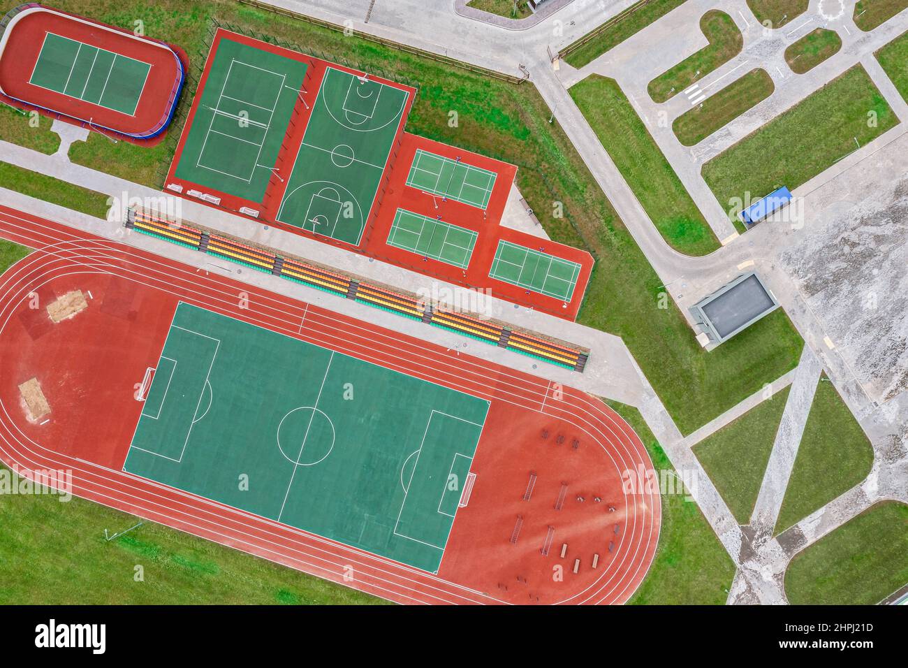 Schulsportplatz mit Fußballstadion, Joggingstrecken. Basketball, Volleyball, Tennisplätze. Luftbild, Draufsicht. Stockfoto