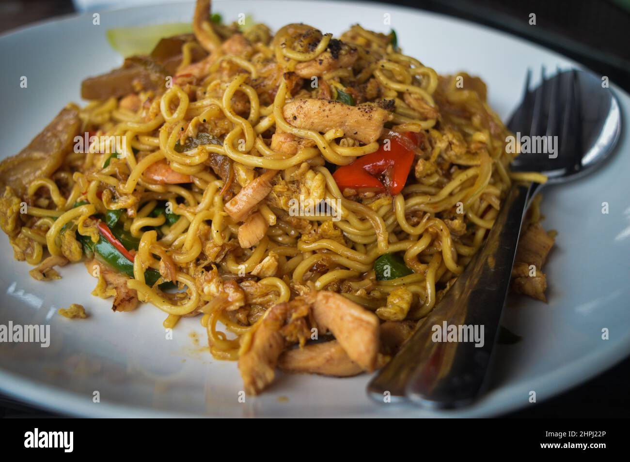 Indonesische traditionelle Küche mit dem Namen „Mi goreng jawa lada hitam“ Stockfoto