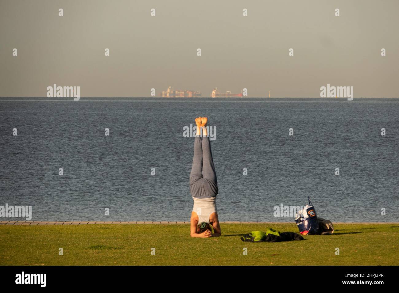 Yoga am Strand in Melbourne, Australien. Stockfoto