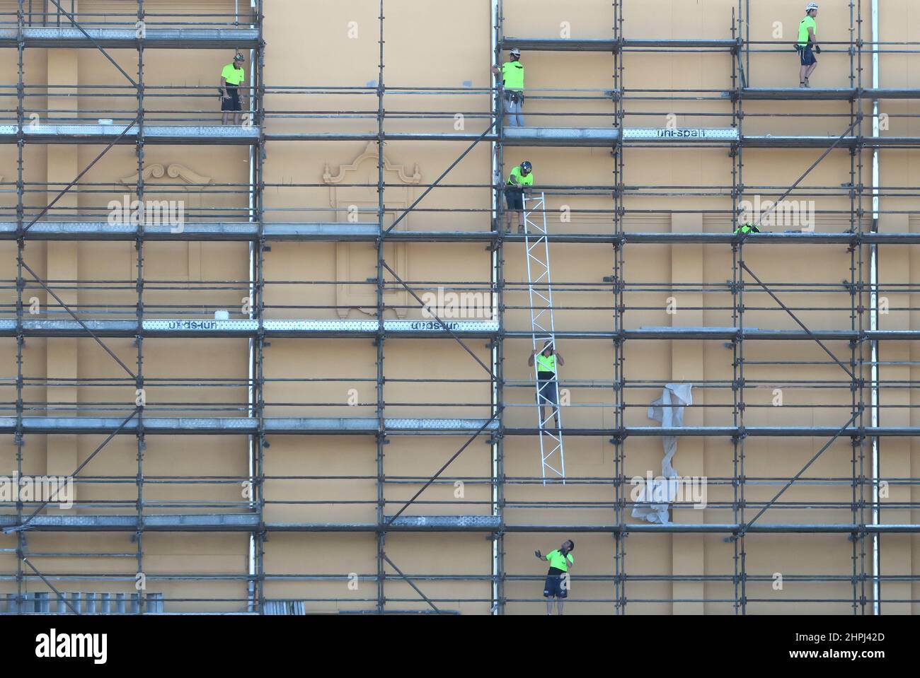 Arbeiter bauen Gerüste auf einem Gelände in Melbourne, Australien. Stockfoto