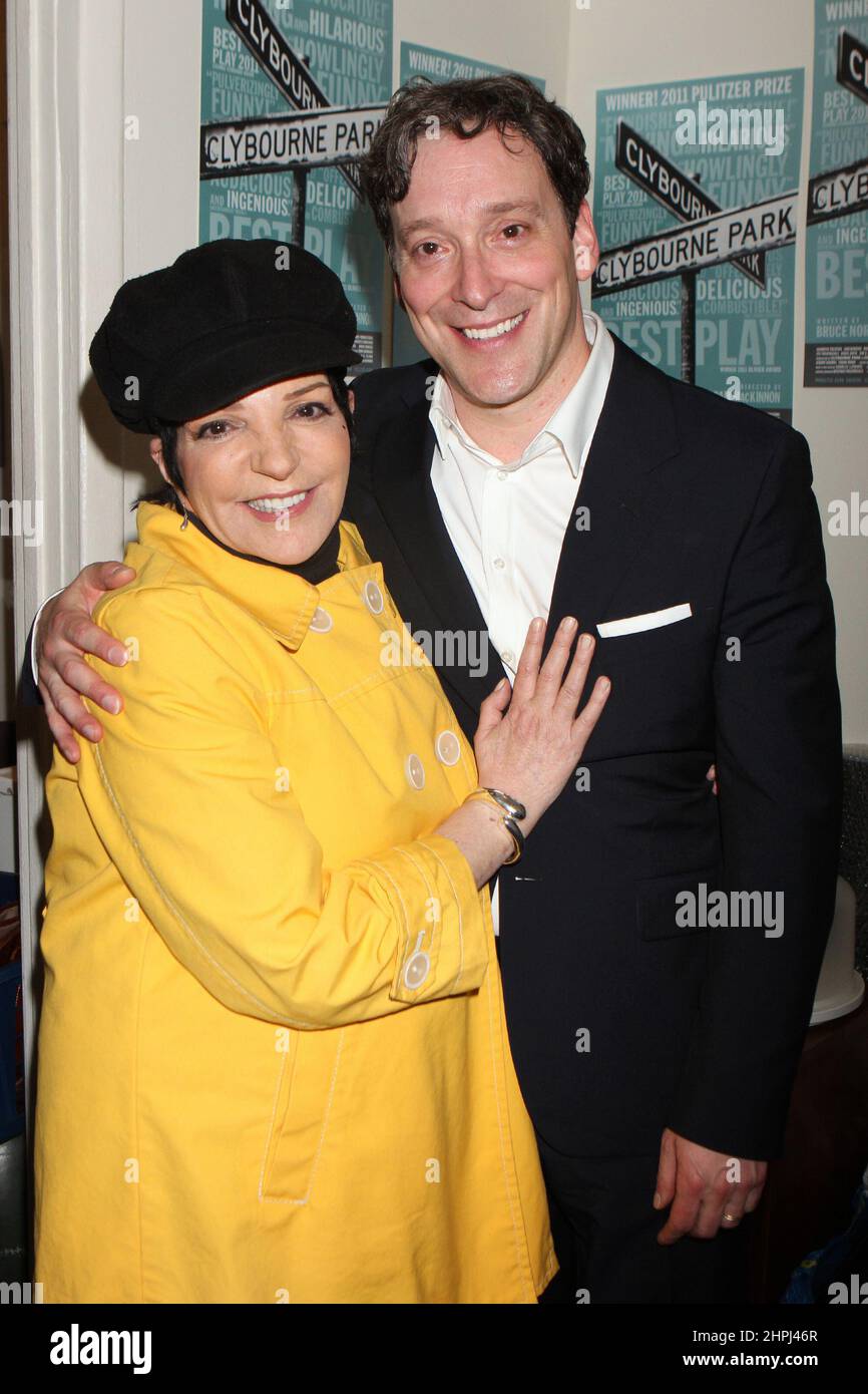 Liza Minnelli besuchte Jeremy Shamos hinter der Bühne, nachdem er am 24. Mai 2012 seine für Tony nominierte Aufführung im Broadway-Stück „Clybourne Park“ im Walter Kerr Theater in New York City gesehen hatte. Foto: Henry McGee/MediaPunch Stockfoto