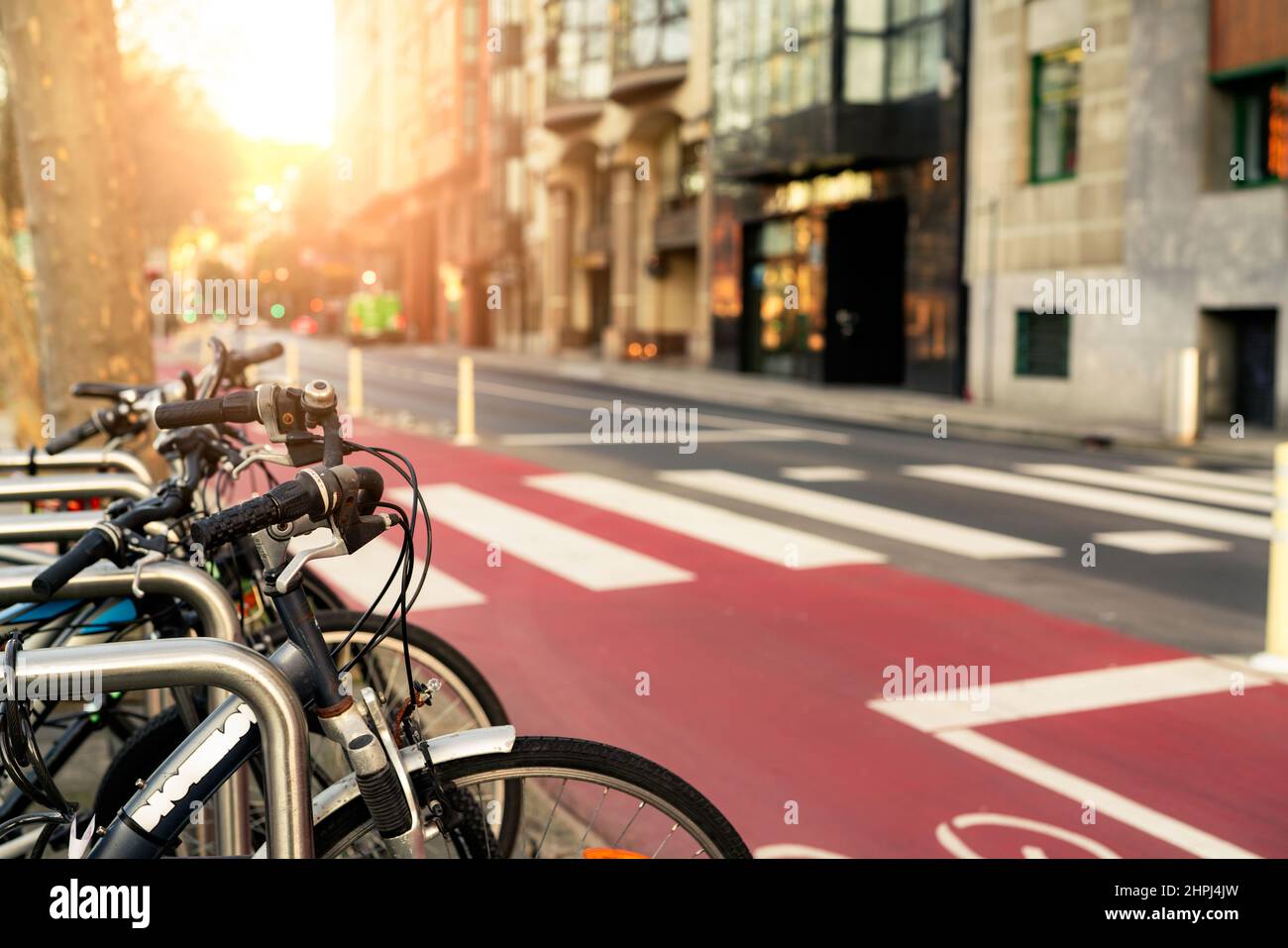 Fahrrad an der Bikestation zu mieten, um in der Stadt zu reisen oder zu transportieren. Nachhaltiges Reisen. Fahrradverleihsystem. Fahrrad für Stadtrundfahrt auf dem Fahrradparkplatz Stockfoto