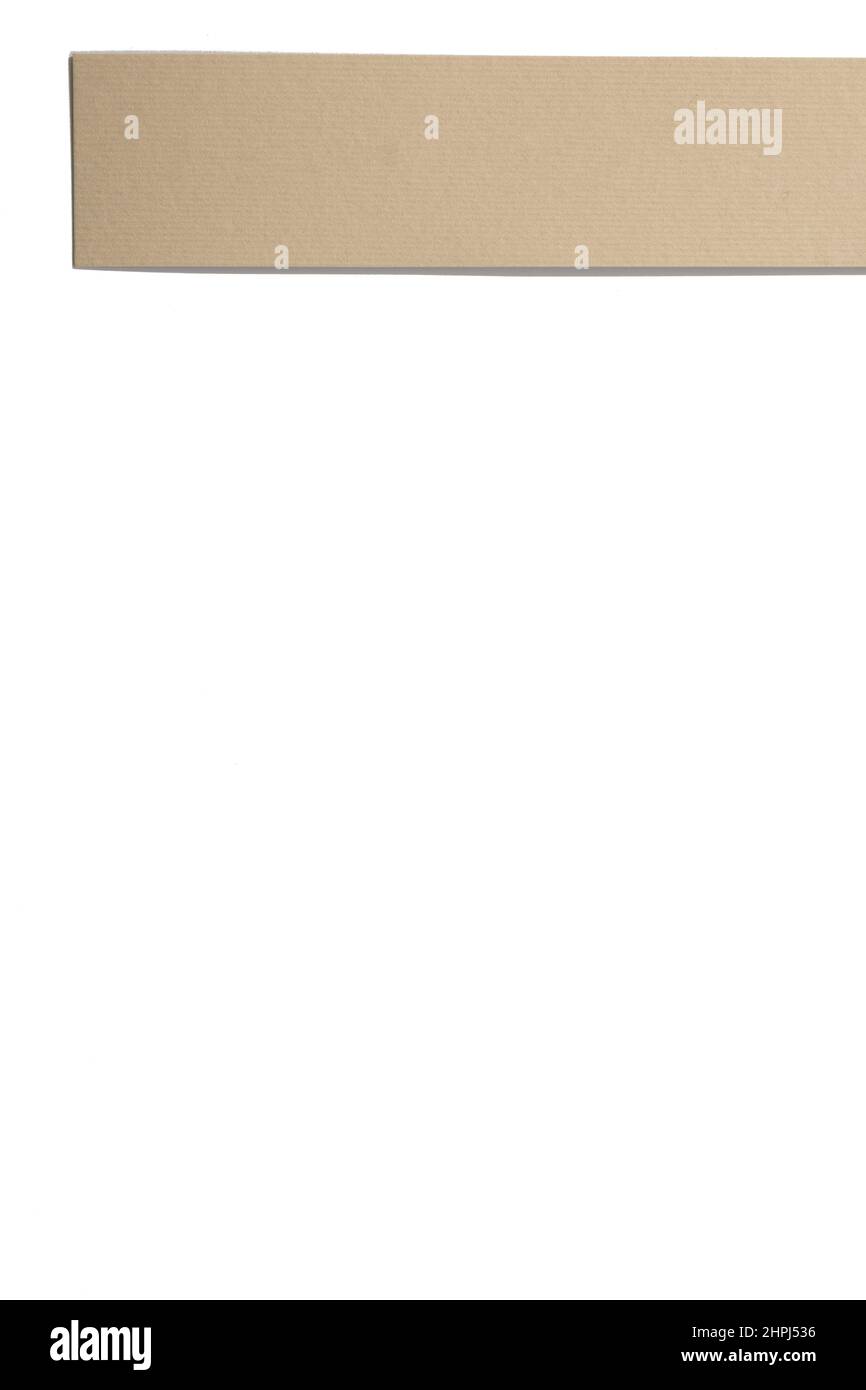 Karton leere Marke Tag der rechteckigen Form horizontal auf weißem Hintergrund im oberen Teil mit dem rechten Teil leicht abgeschnitten. Anhänger im Modell. Kopieren Stockfoto