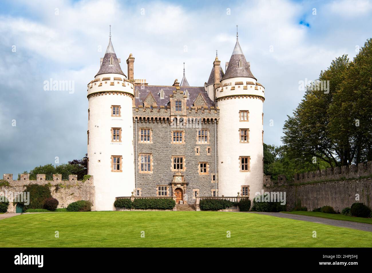 Großbritannien, Nordirland, Killyleagh - 16. Juli 2020: Vorderansicht von Killyleagh Castle. Stockfoto