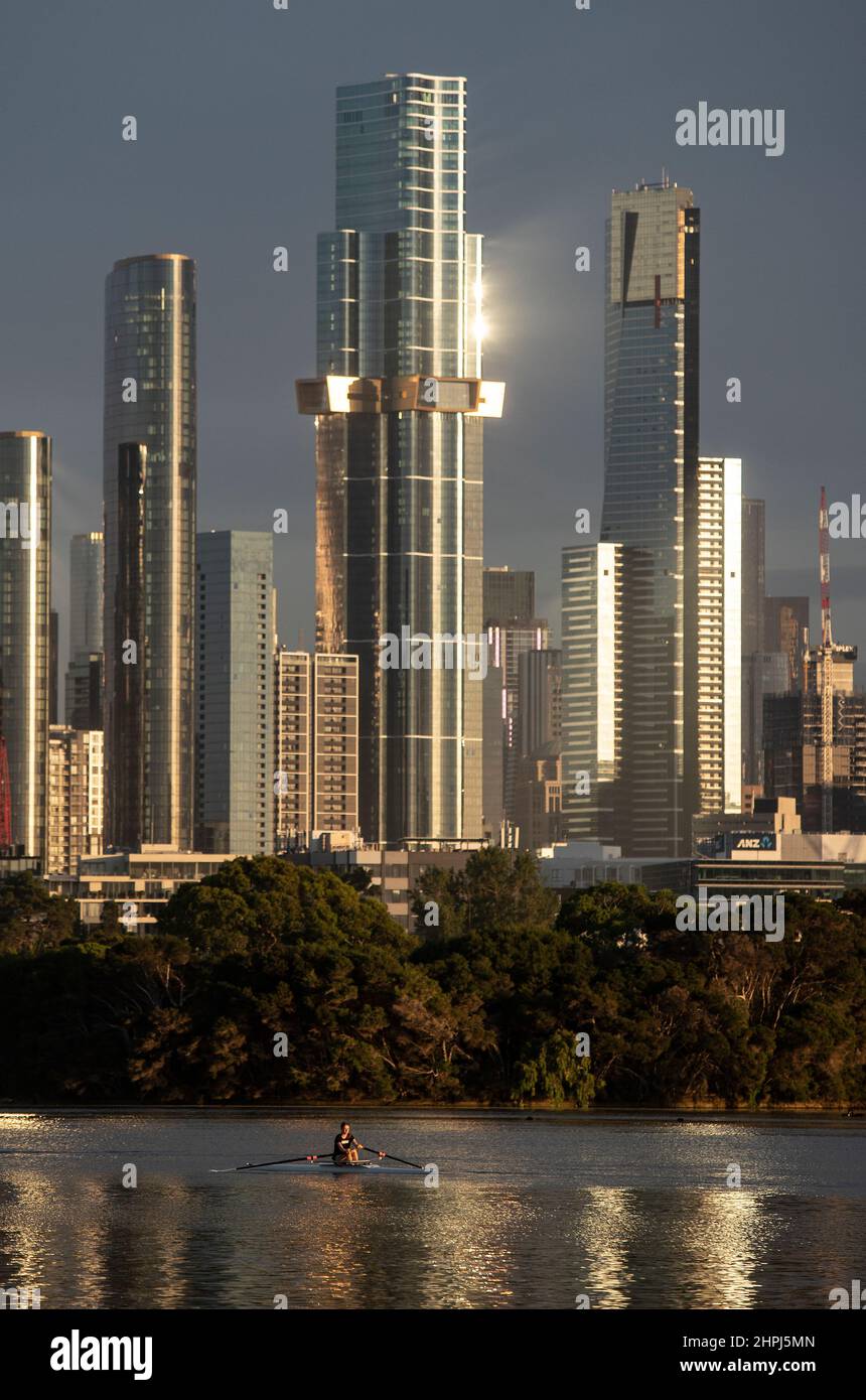 Melbourne Australien: Blick auf die Skyline von Melbourne vom Albert Park Lake. Stockfoto