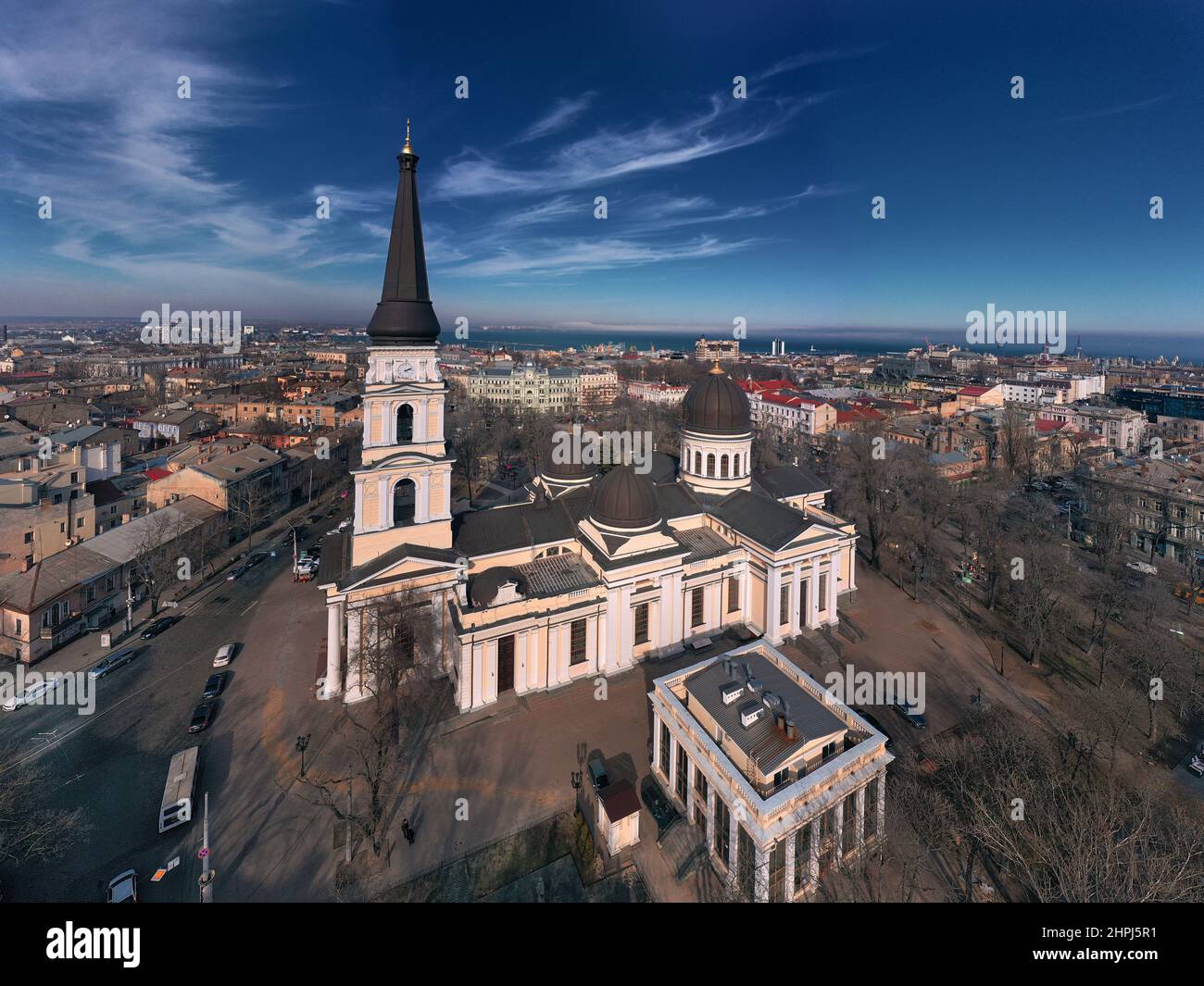 Winter Stadtpanorama das Stadtzentrum mit orthodoxer Kathedrale in Odessa, Ukraine. Drohnenaufnahmen, Sonnentag. Stockfoto