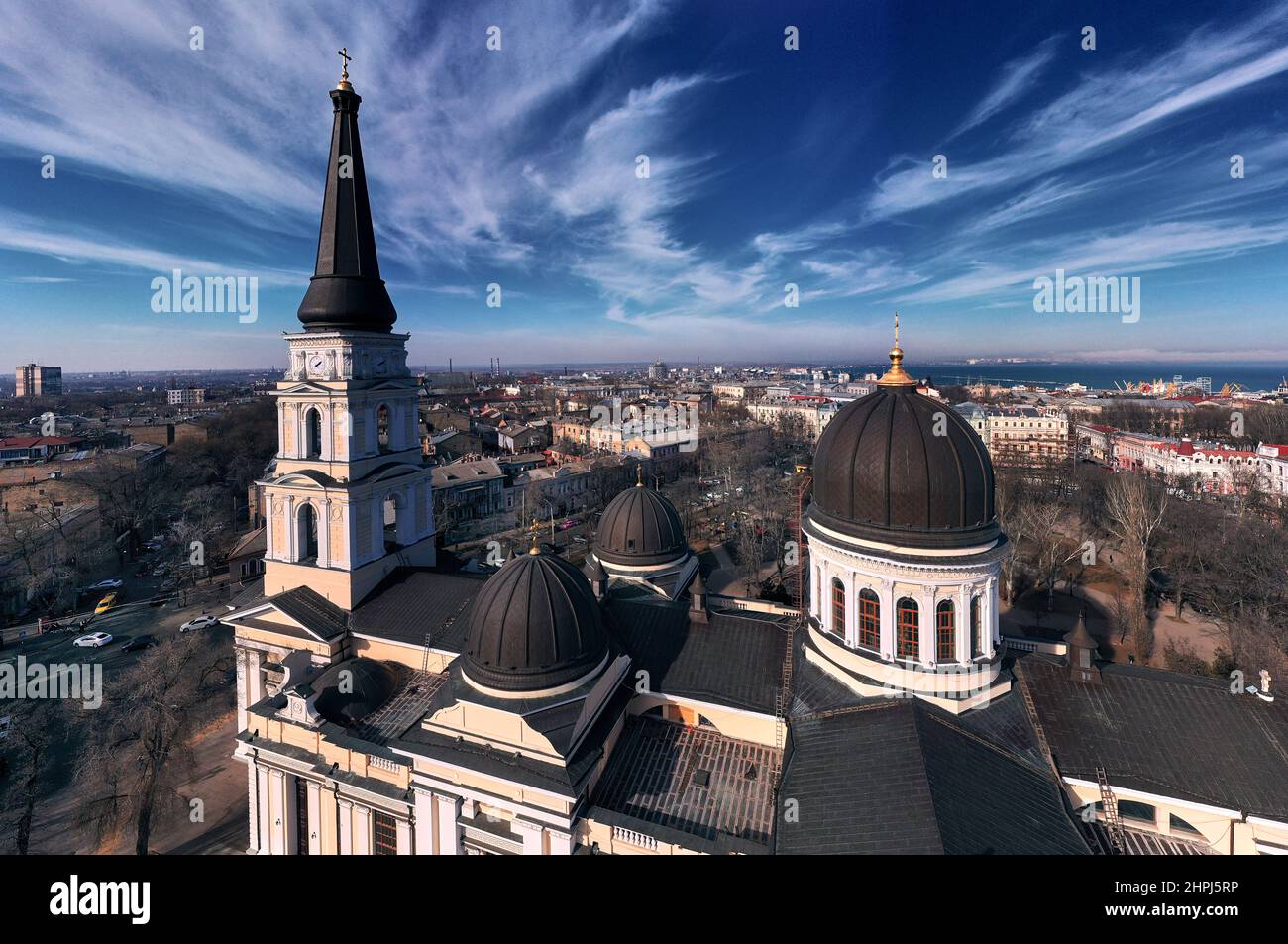Winter Luft urbane Panorama mit orthodoxen Kathedrale in Odessa, Ukraine. Drohnenaufnahmen, sonniger Tag. Stockfoto