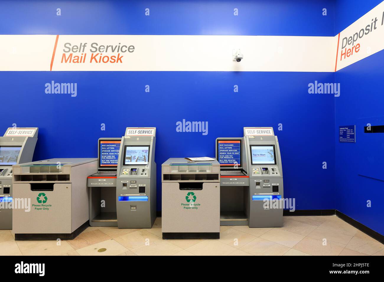 Automated Postal Center Selbstbedienungsautomaten in einem Postamt. Ein bargeldloser automatischer Verkaufsautomat. Stockfoto