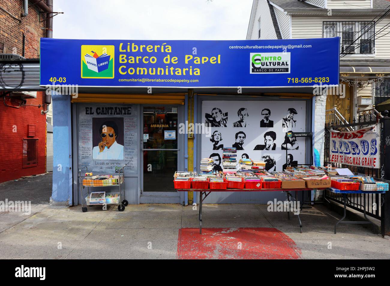 Librería Barco De Papel Comunitaria, 4003 80. St, Queens, New York. NYC-Schaufensterfoto eines lateinamerikanischen Buchladens in Jackson Heights Stockfoto