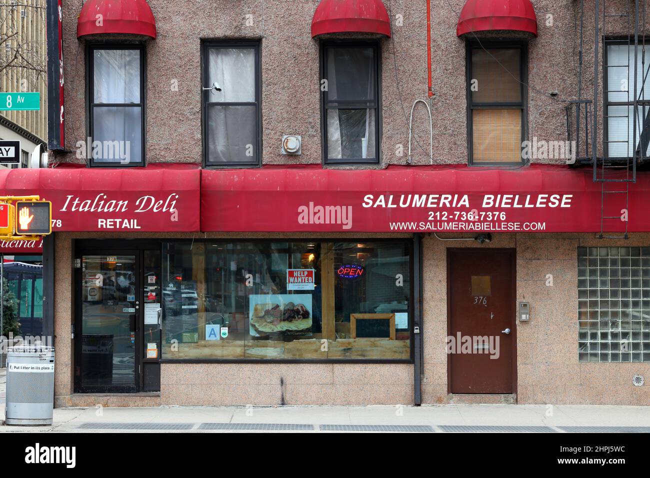 Salumeria Biellese, 378 8. Ave, New York, NYC Schaufensterfoto eines italienischen Wurstherstellers und Delikatessenläden in Manhattans Chelsea-Viertel Stockfoto